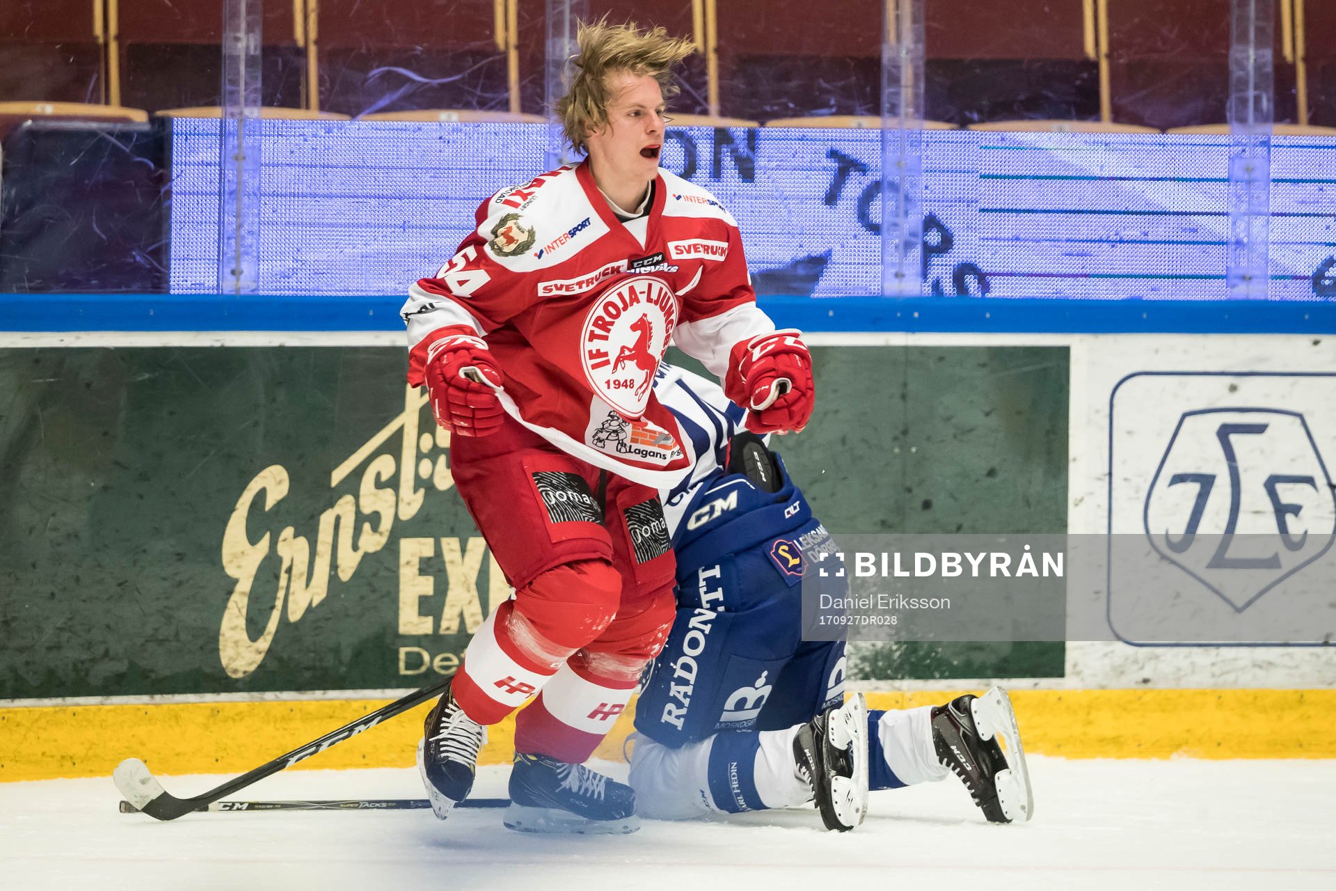 Troja/Ljungby Trojas Alexander Edström tappar hjälmen i