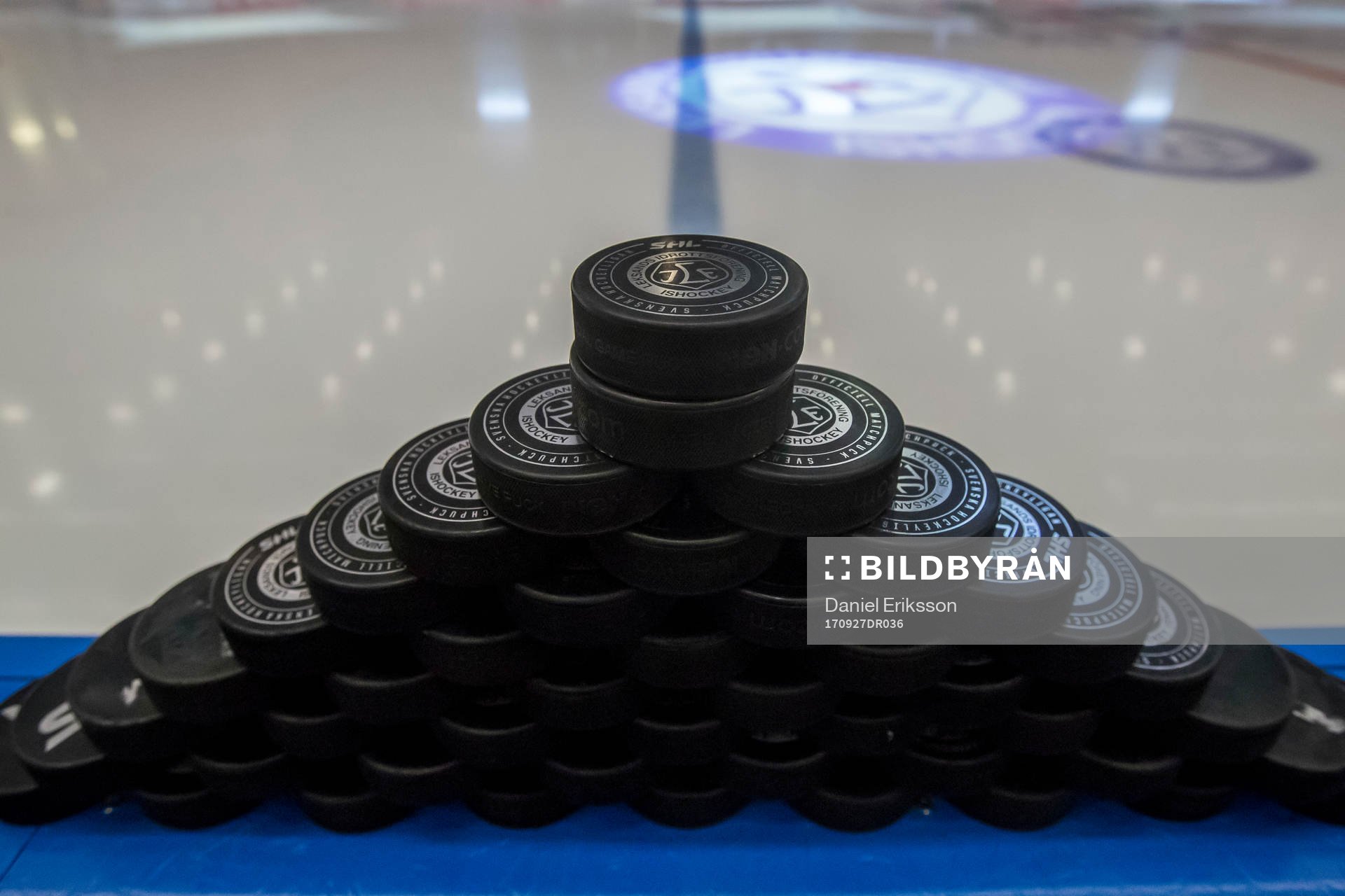 Puckar innan ishockeymatchen i HockeyAllsvenskan mellan