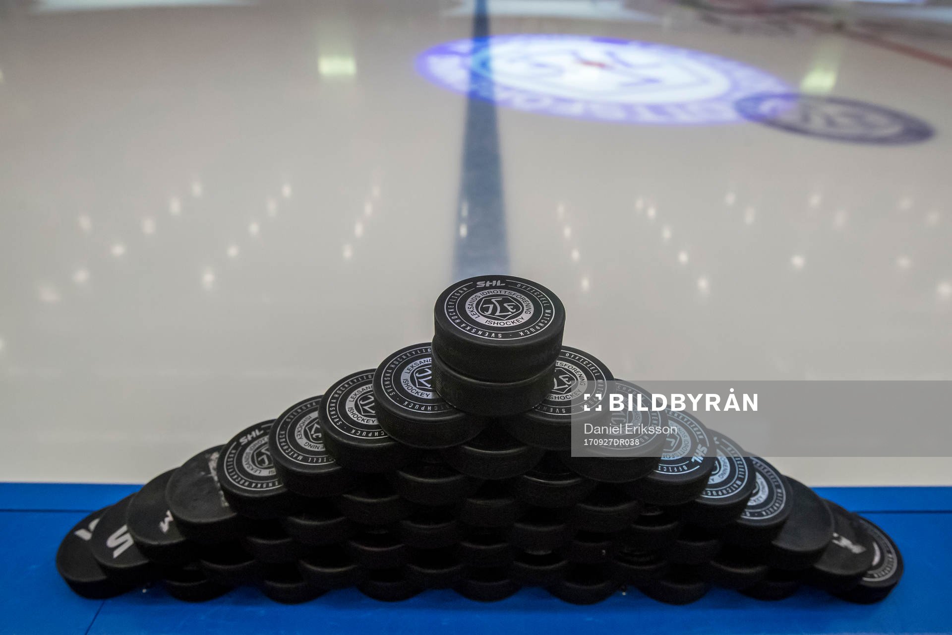 Puckar innan ishockeymatchen i HockeyAllsvenskan mellan