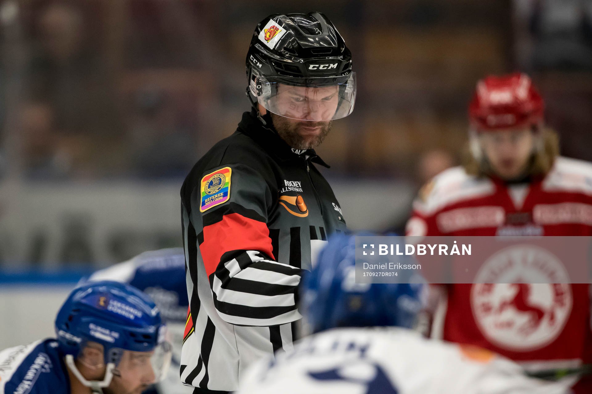 Huvuddomare David Bergman i ishockeymatchen i