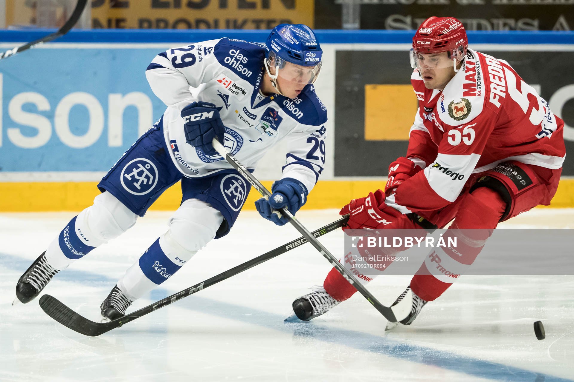 Leksands David Åslin i kamp om pucken med Troja/Ljungby