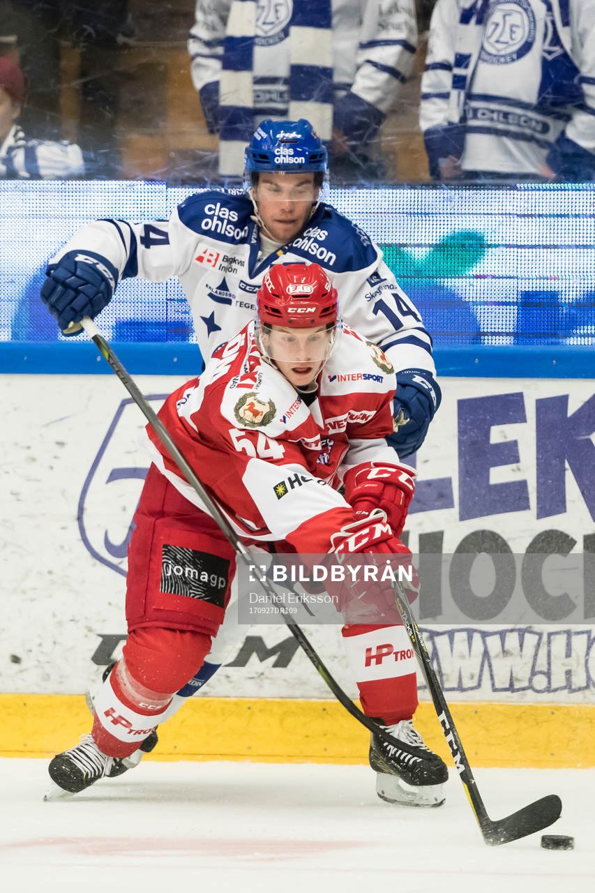 Leksands Oskar Lang i kamp om pucken med Troja/Ljungby