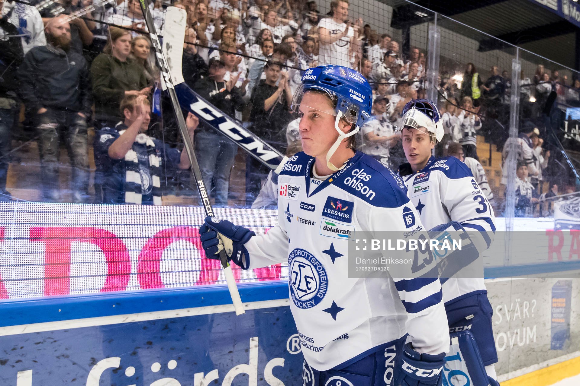 Leksands David Åslin och målvakt Jonas Arntzen  tackar