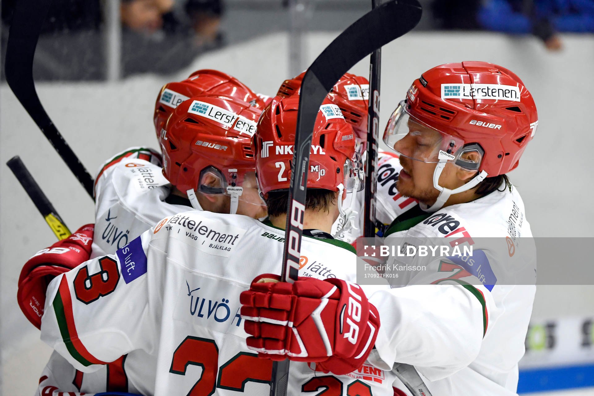 Modos Emil Mohlin jublar med lagkamrater