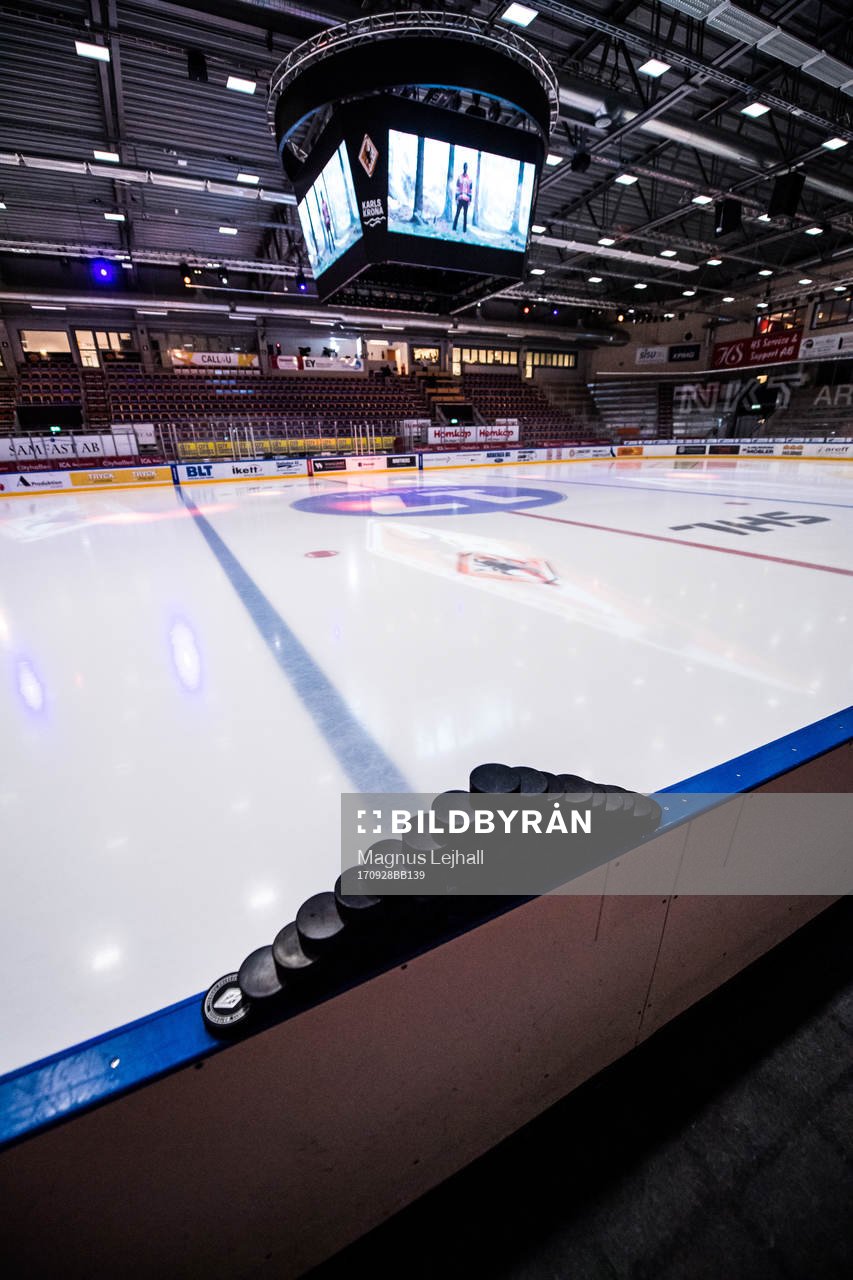 NKT arena med puckstapel invändigt innan ishockeymatchen i