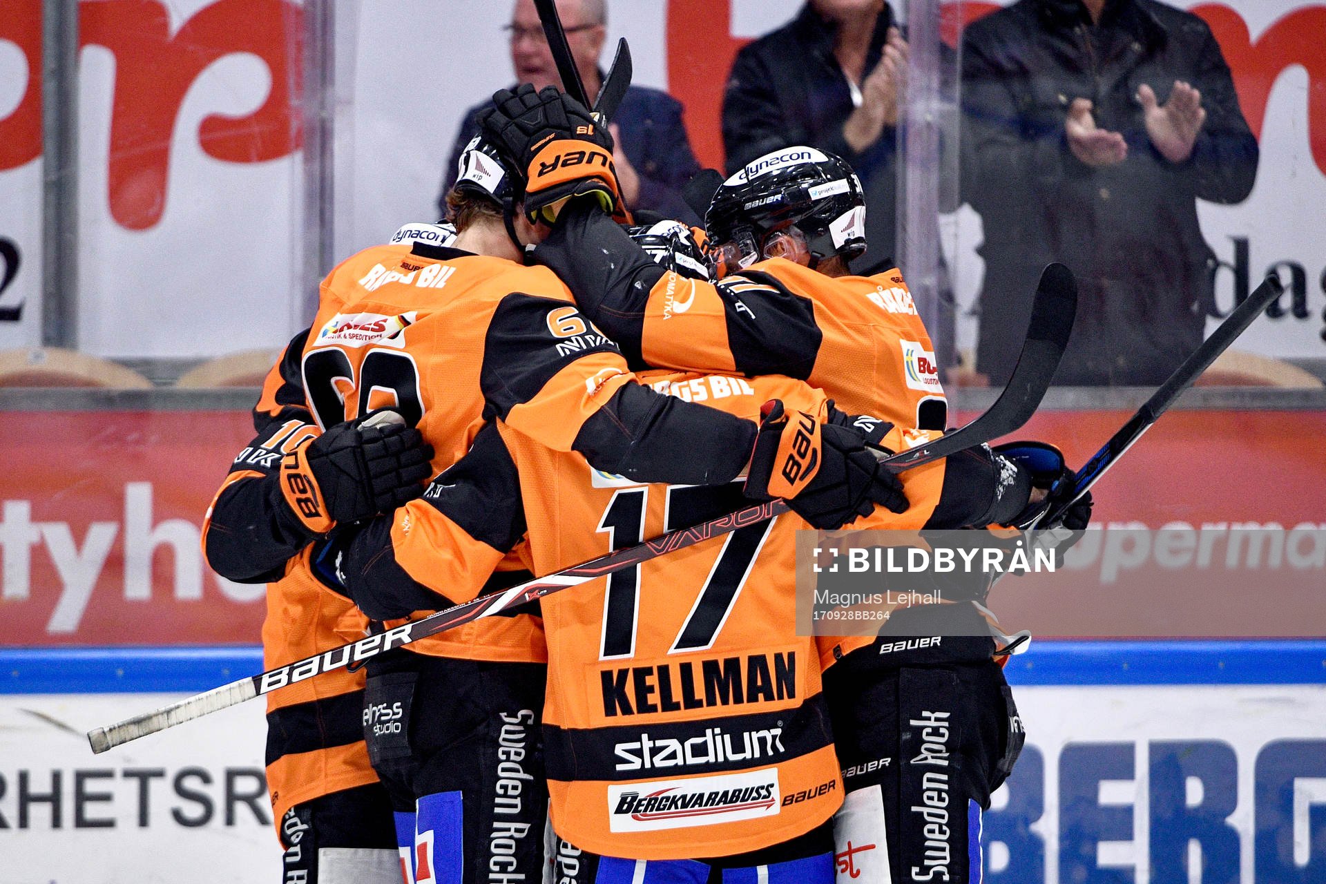 Karlskronas Bobbo Peterssonjublar med lagkamrater