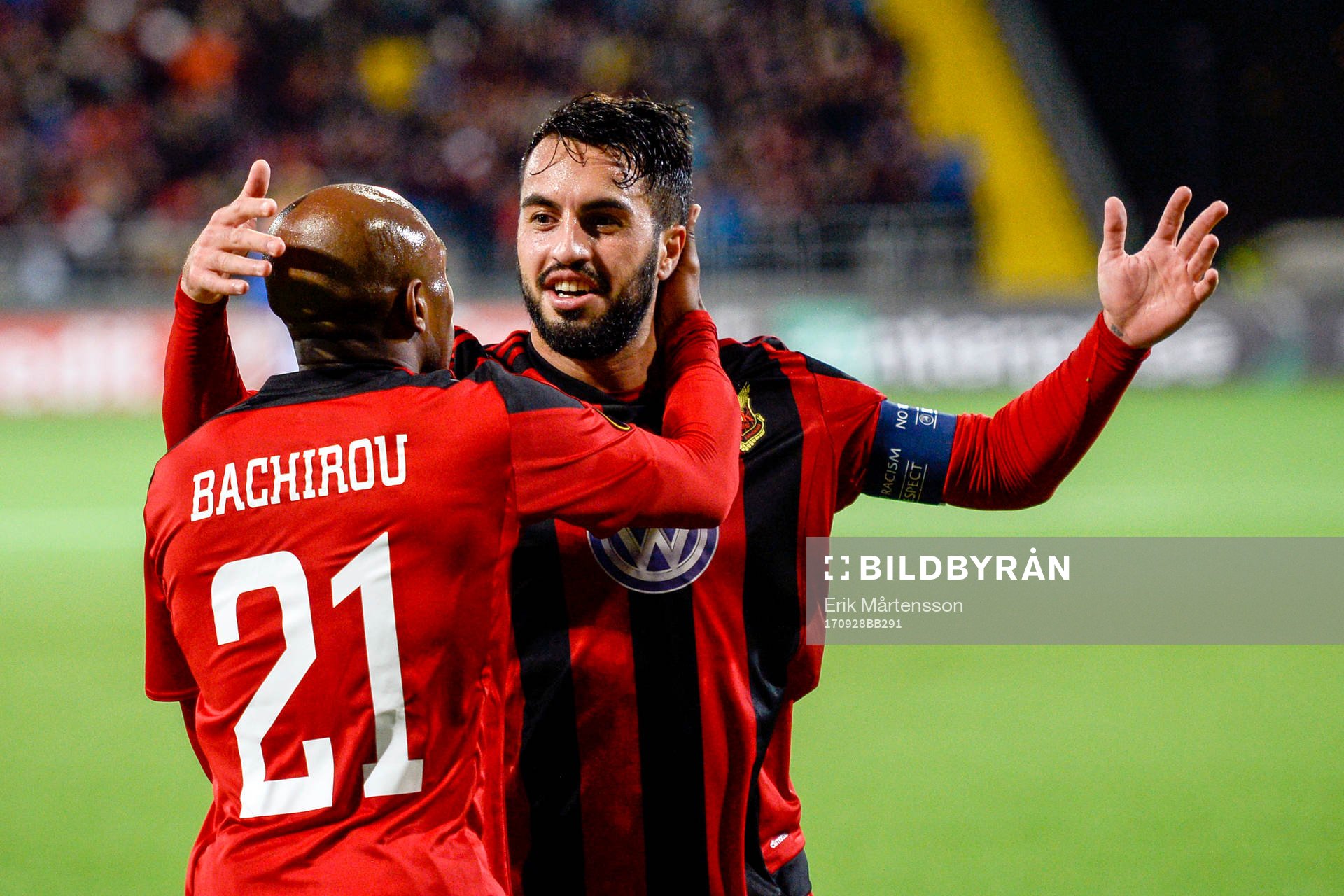 Östersunds Fouad Bachirou och Brwa Nouri jublar efter 1-0 av Nouri under fotbollsmatchen i Europa League mellan Östersund och Hertha Berlin den 28 september 2017 i Östersund.