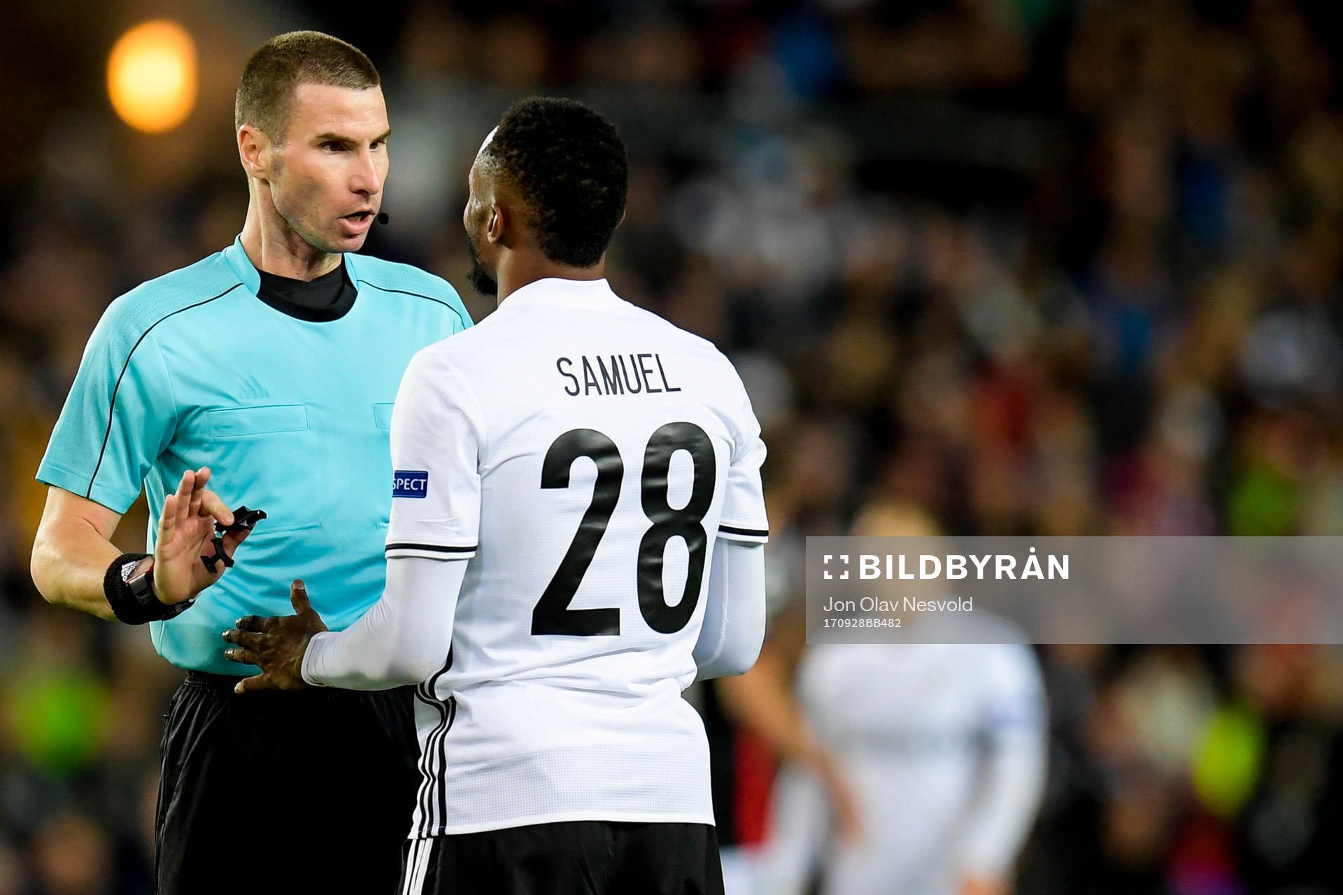 Referee Georgi Kabakov of Bulgaria talks to Samuel