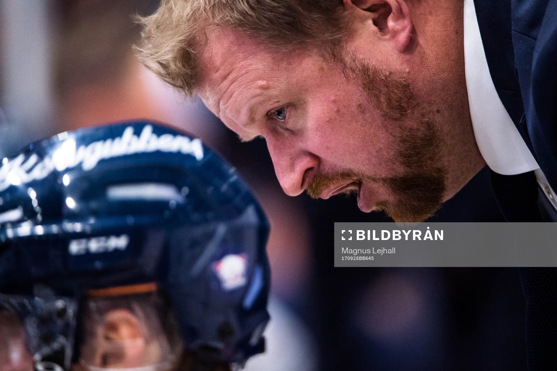 Linköpings assisterande tränare Klas Östman reagerar