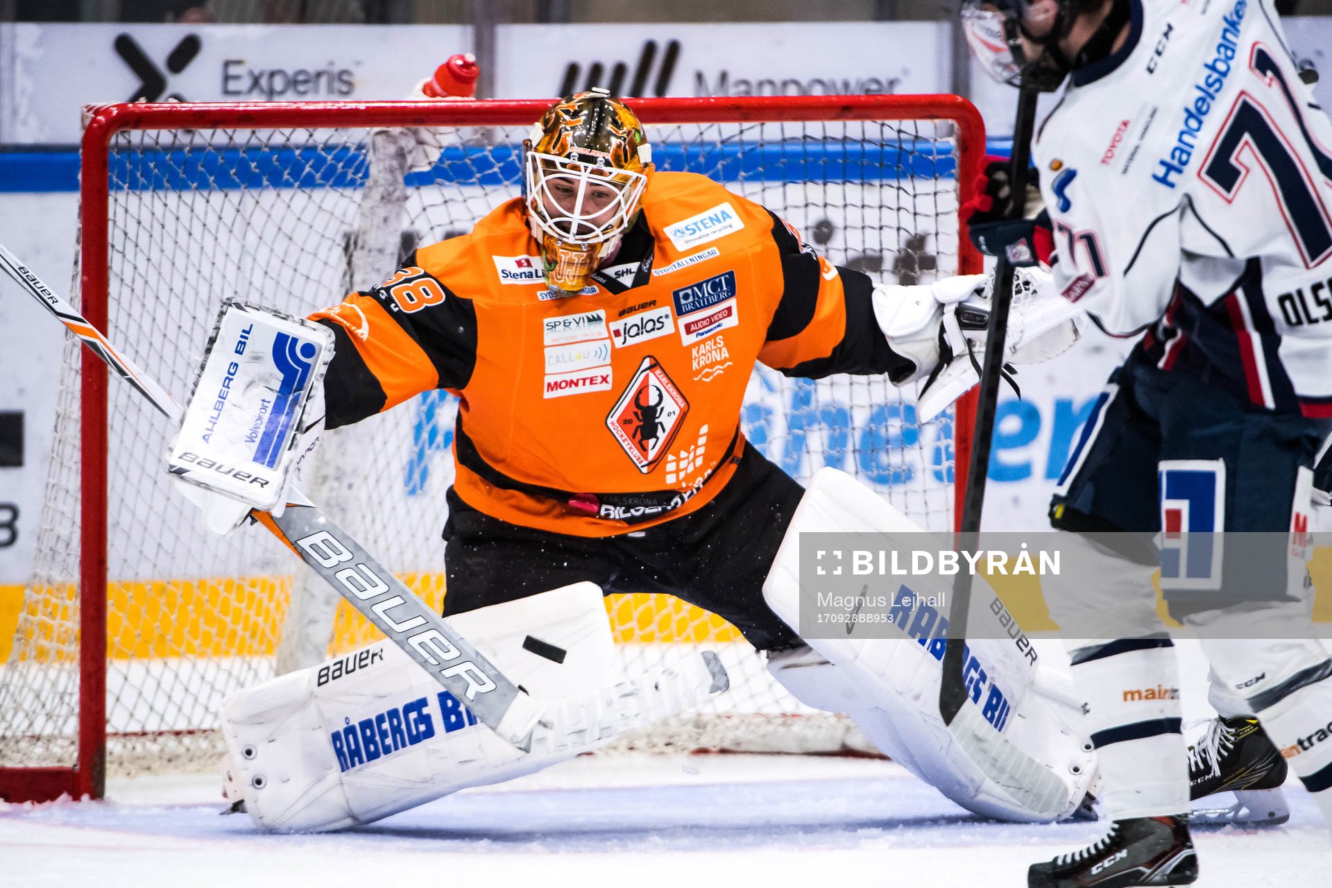 Karlskronas målvakt Johannes Jönsson  räddar