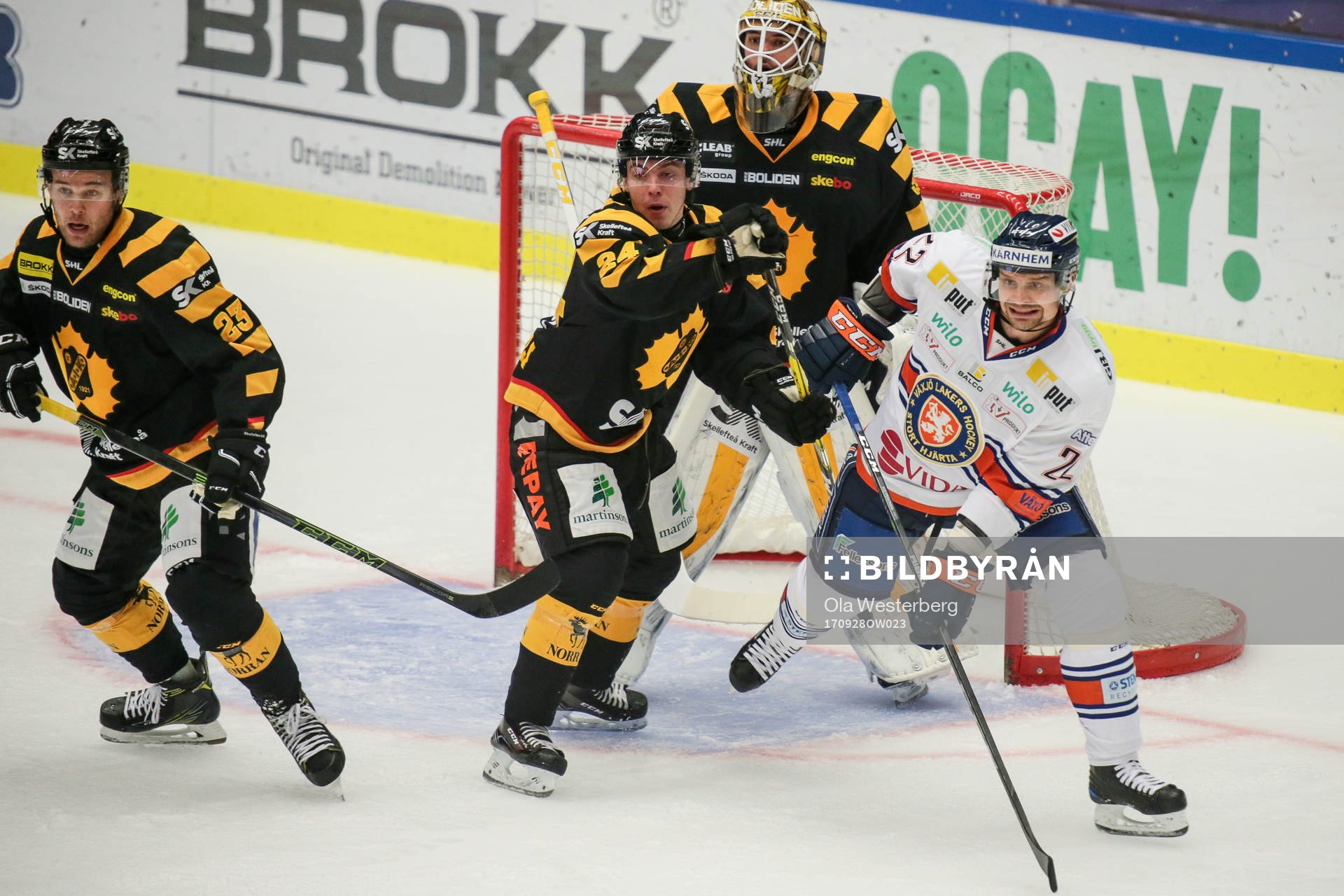 Skellefteås Andreas Wingerli  och målvakt Gustaf Lindvall