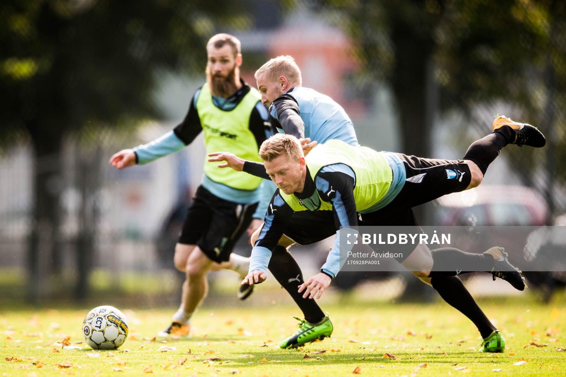 Anders Christiansen faller i kamp med Franz Brorsson under en träning med Malmö FF den 28 september 2017 i Malmö.