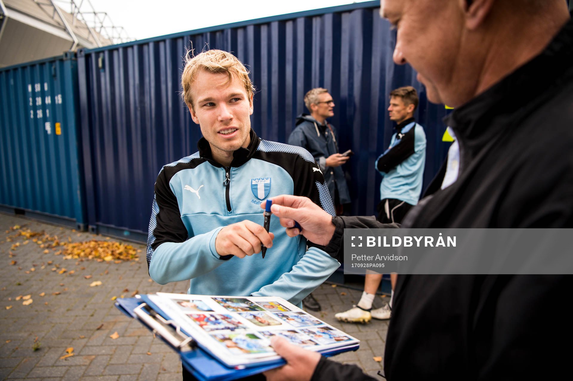 Oscar Lewicki skriver autografer