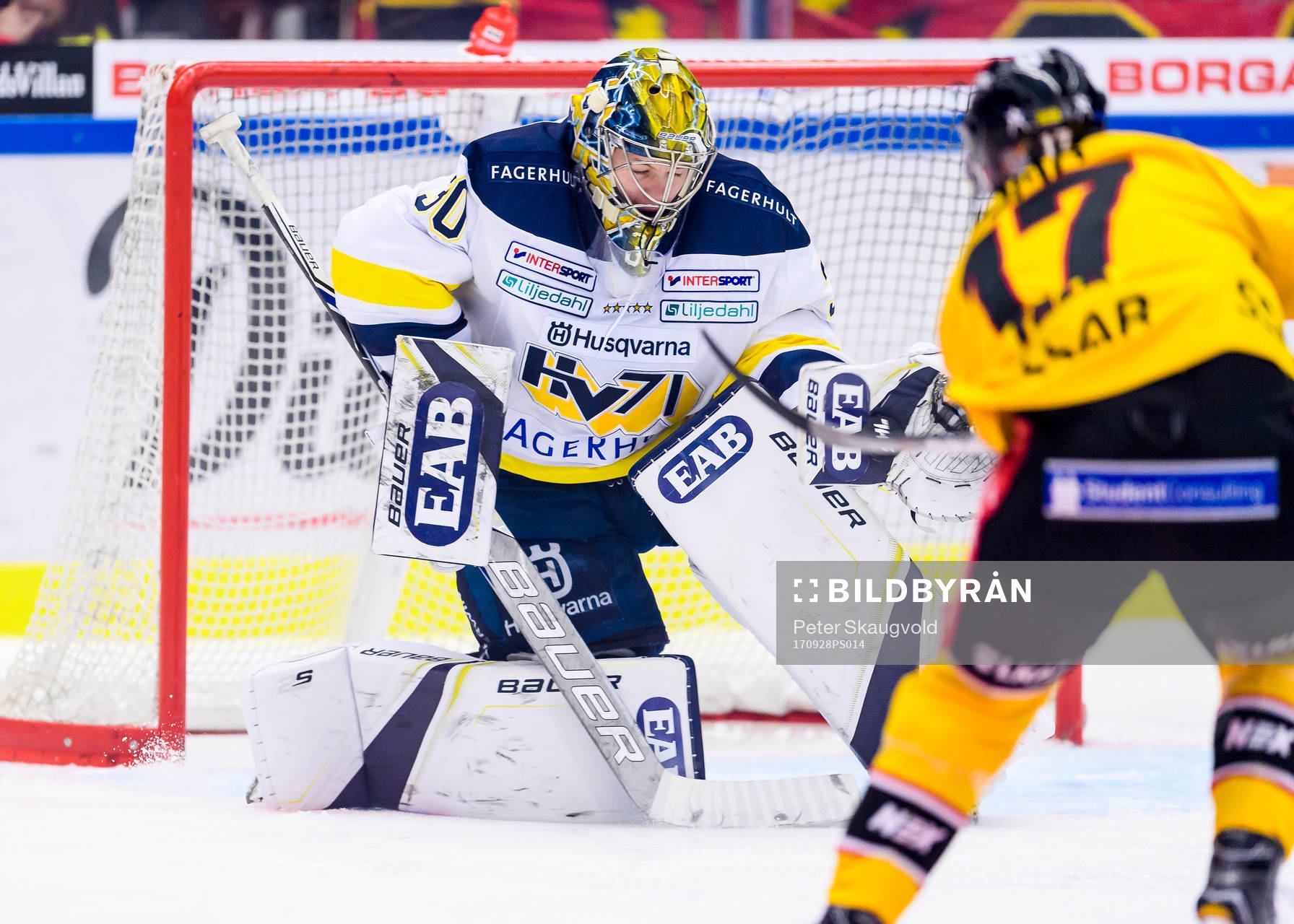 s målvakt Linus Söderström räddar ett skott från