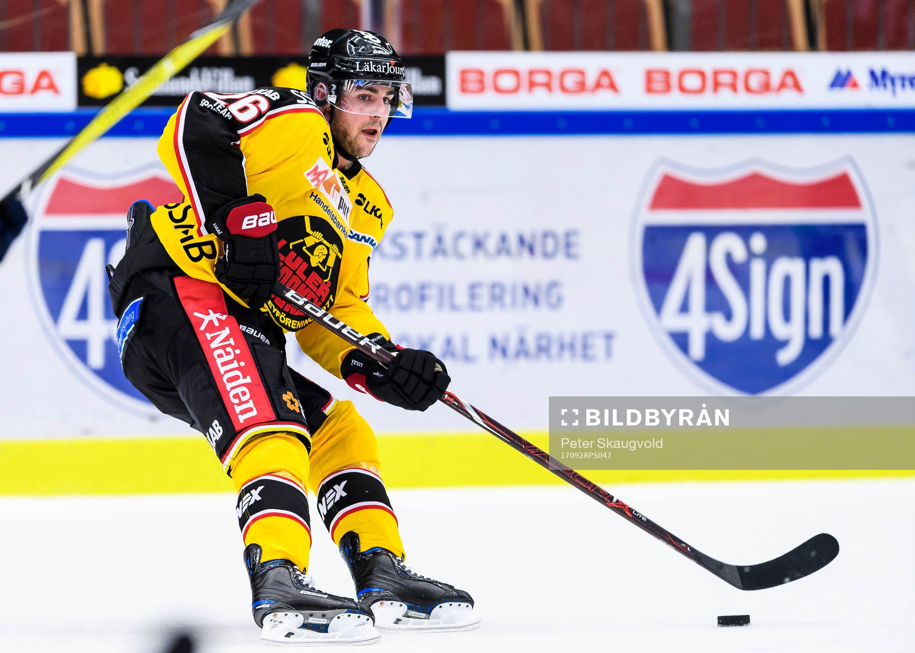 Luleås Joey Hishon med pucken