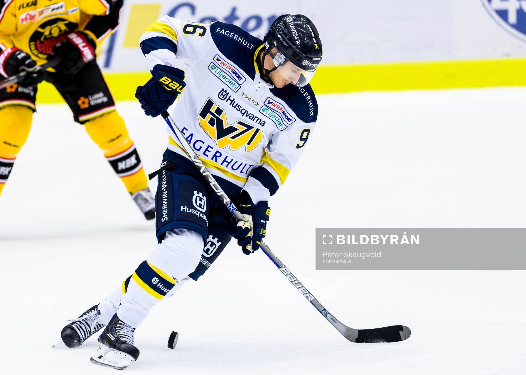 s Bill Sweatt med pucken