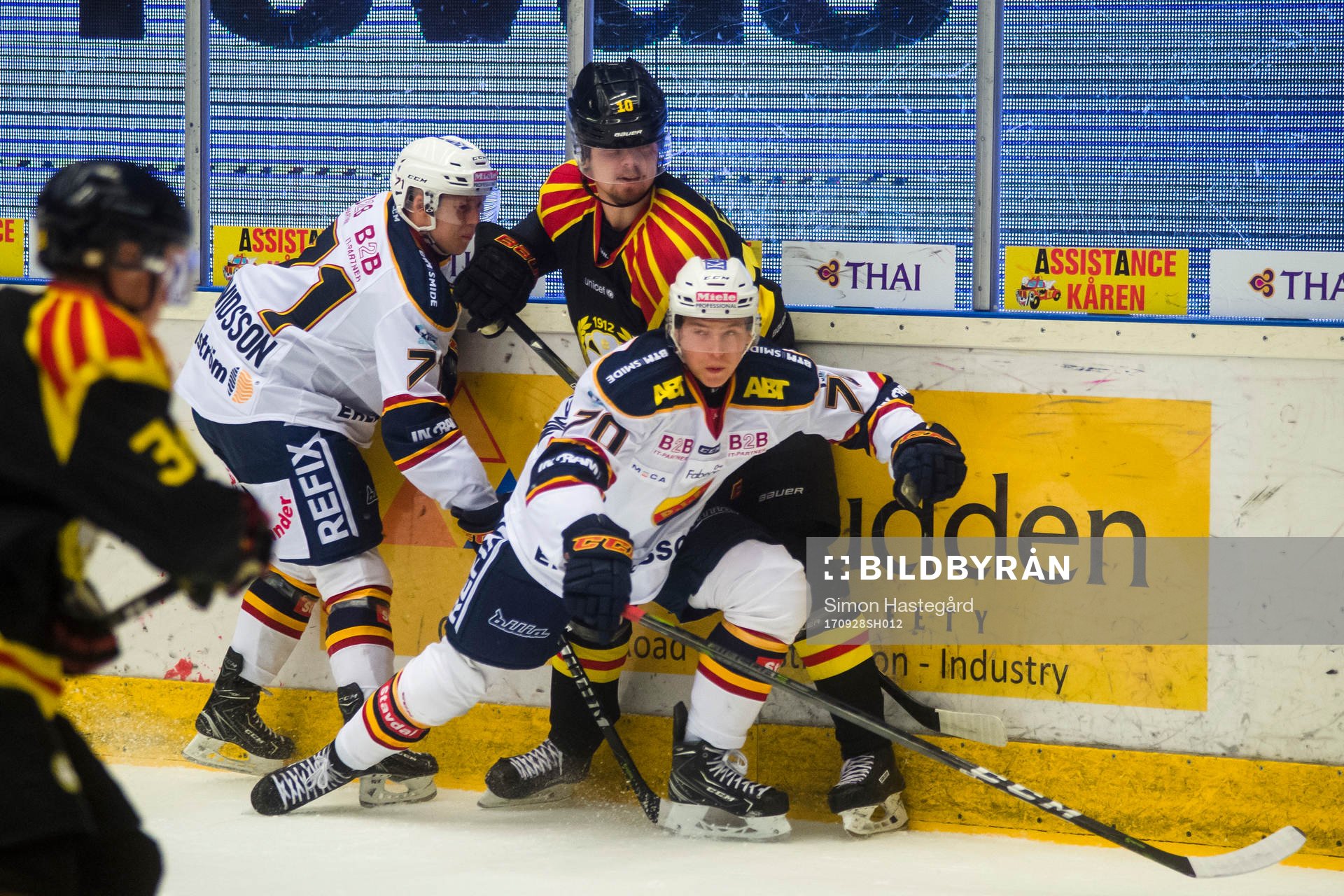 Brynäs Marcus Ersson i kamp mot Djurgårdens Jonathan