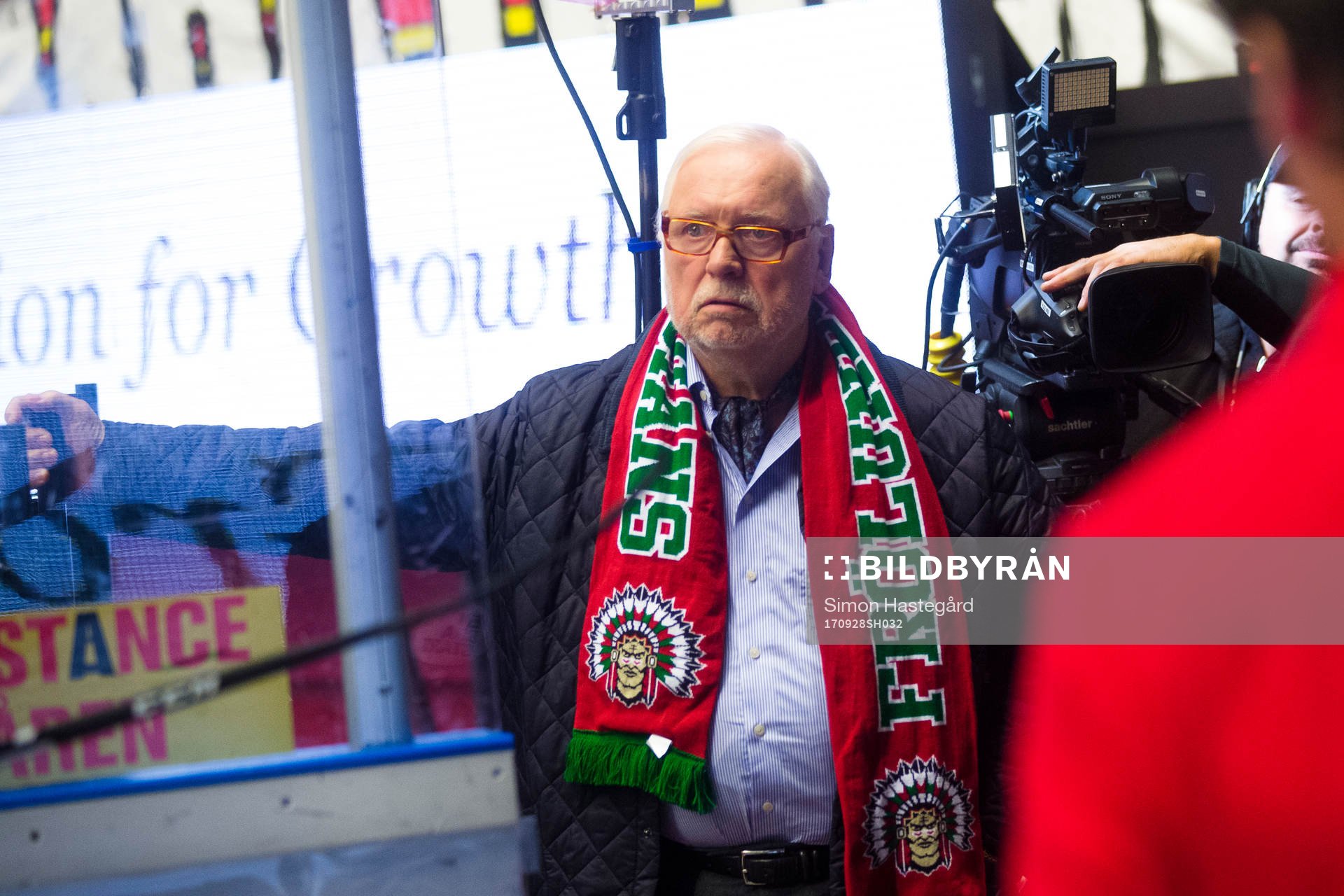 Krögaren Leif Mannerström med Frölundahalsduk