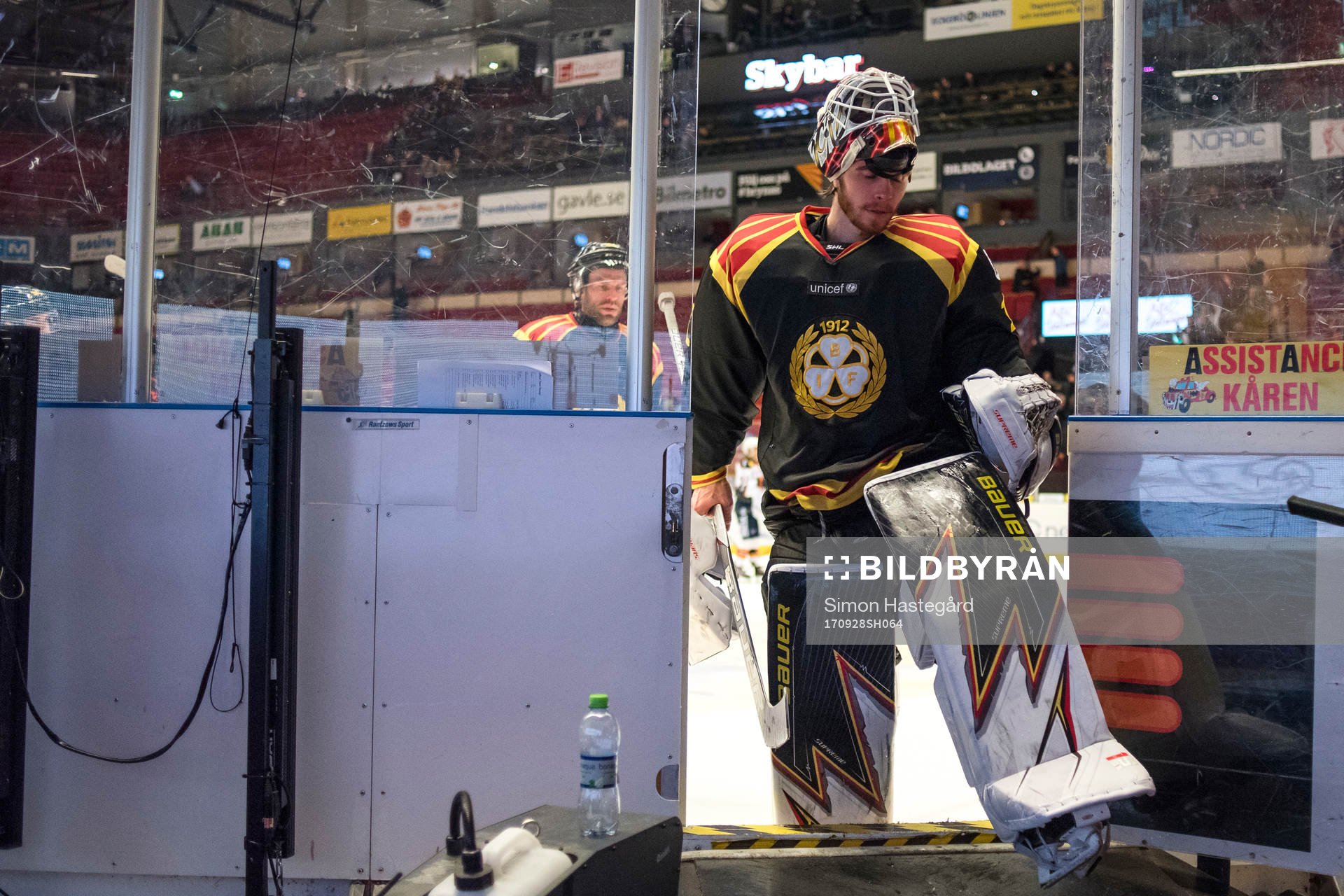 Brynäs målvakt Felix Sandström lämnar isen