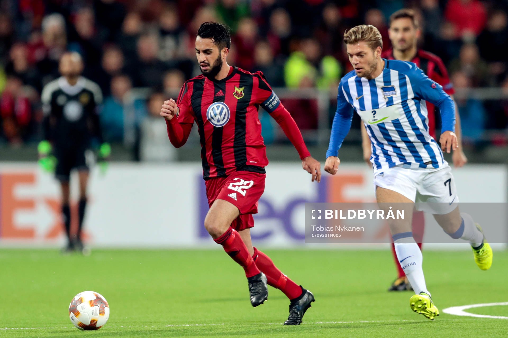Östersunds Brwa Nouri och Hertha Berlins Alexander Esswein under fotbollsmatchen i Europa League mellan Östersund och Hertha Berlin den 28 september 2017 i Östersund.