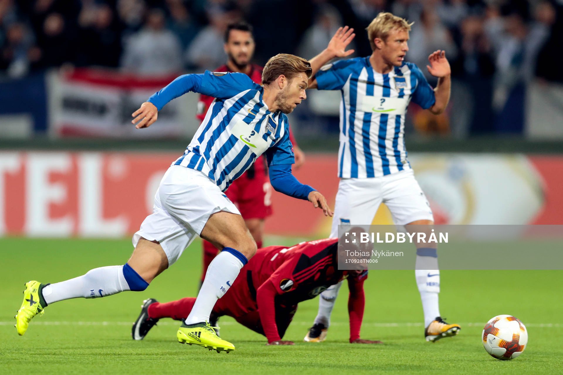 Hertha Berlins Alexander Esswein och Östersunds Fouad Bachirou under fotbollsmatchen i Europa League mellan Östersund och Hertha Berlin den 28 september 2017 i Östersund.