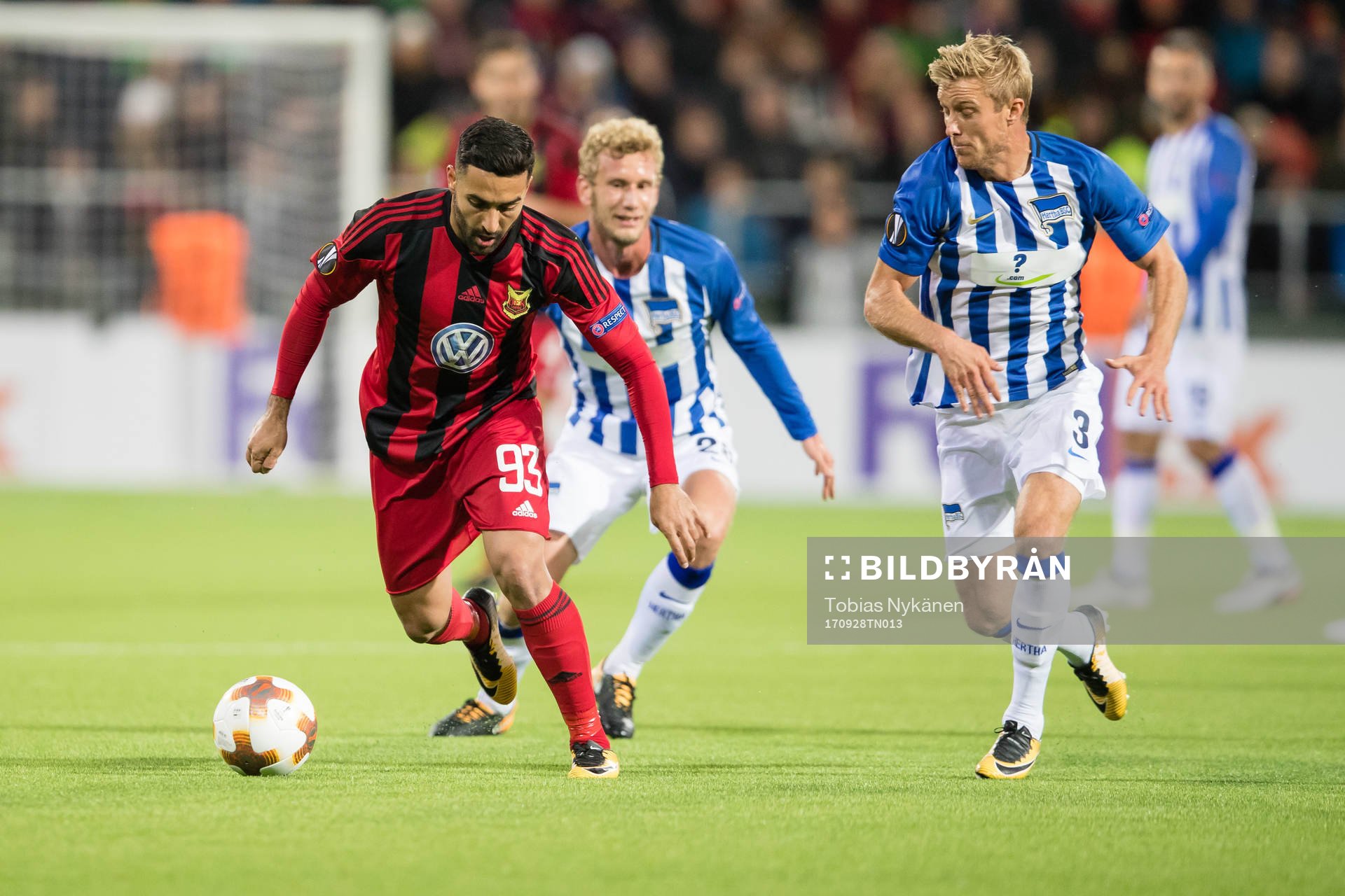 Östersunds Saman Ghoddos mot Hertha Berlin’s Mitchell Weiser och Hertha Berlin’s Per Skjelbred under fotbollsmatchen i Europa League mellan Östersund och Hertha Berlin den 28 september 2017 i Östersund.