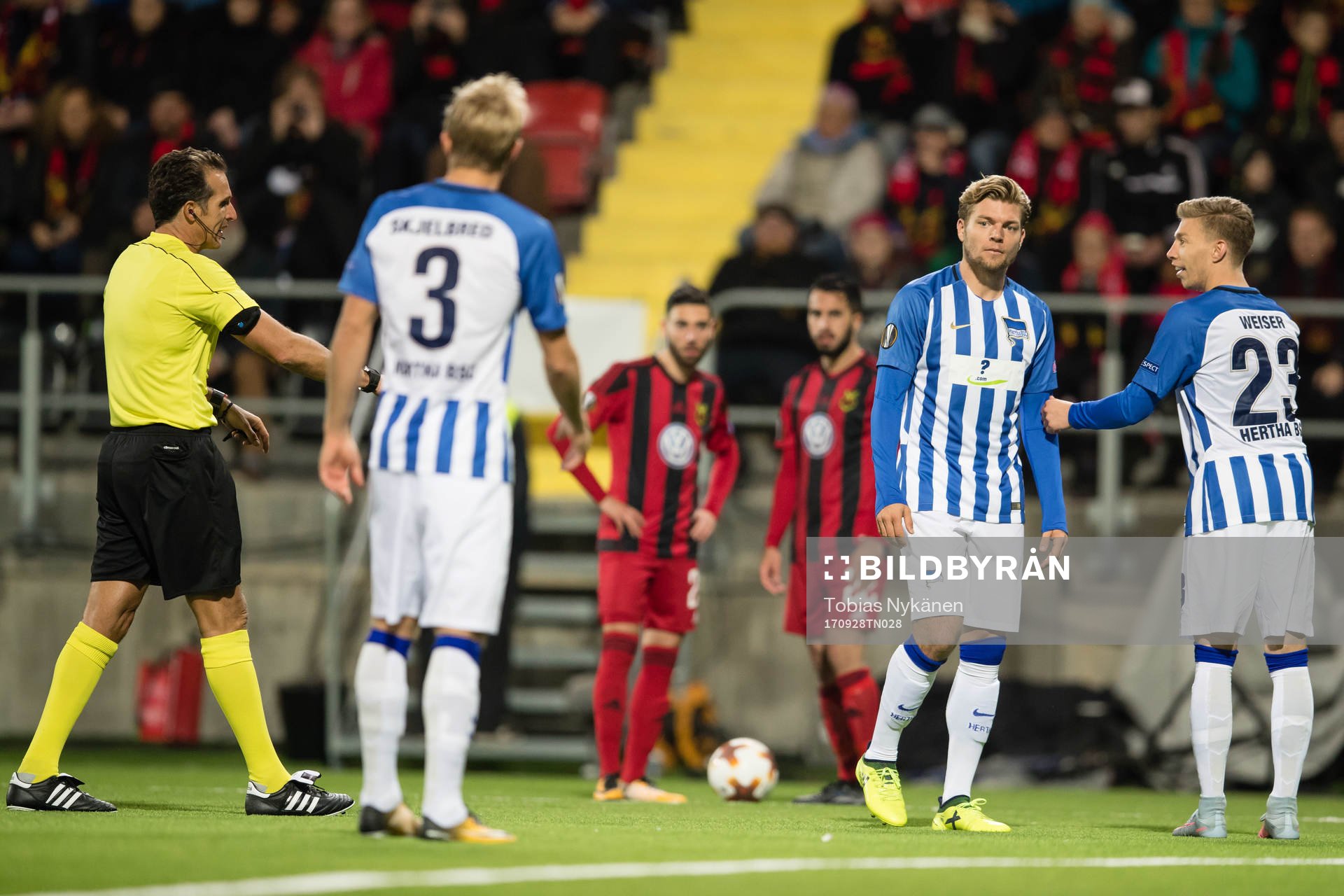 Hertha Berlin’s Alexander Esswein och Hertha Berlin’s Mitchell Weiser reagrar på ett domslut från domare Luca Banti under fotbollsmatchen i Europa League mellan Östersund och Hertha Berlin den 28 september 2017 i Östersund.