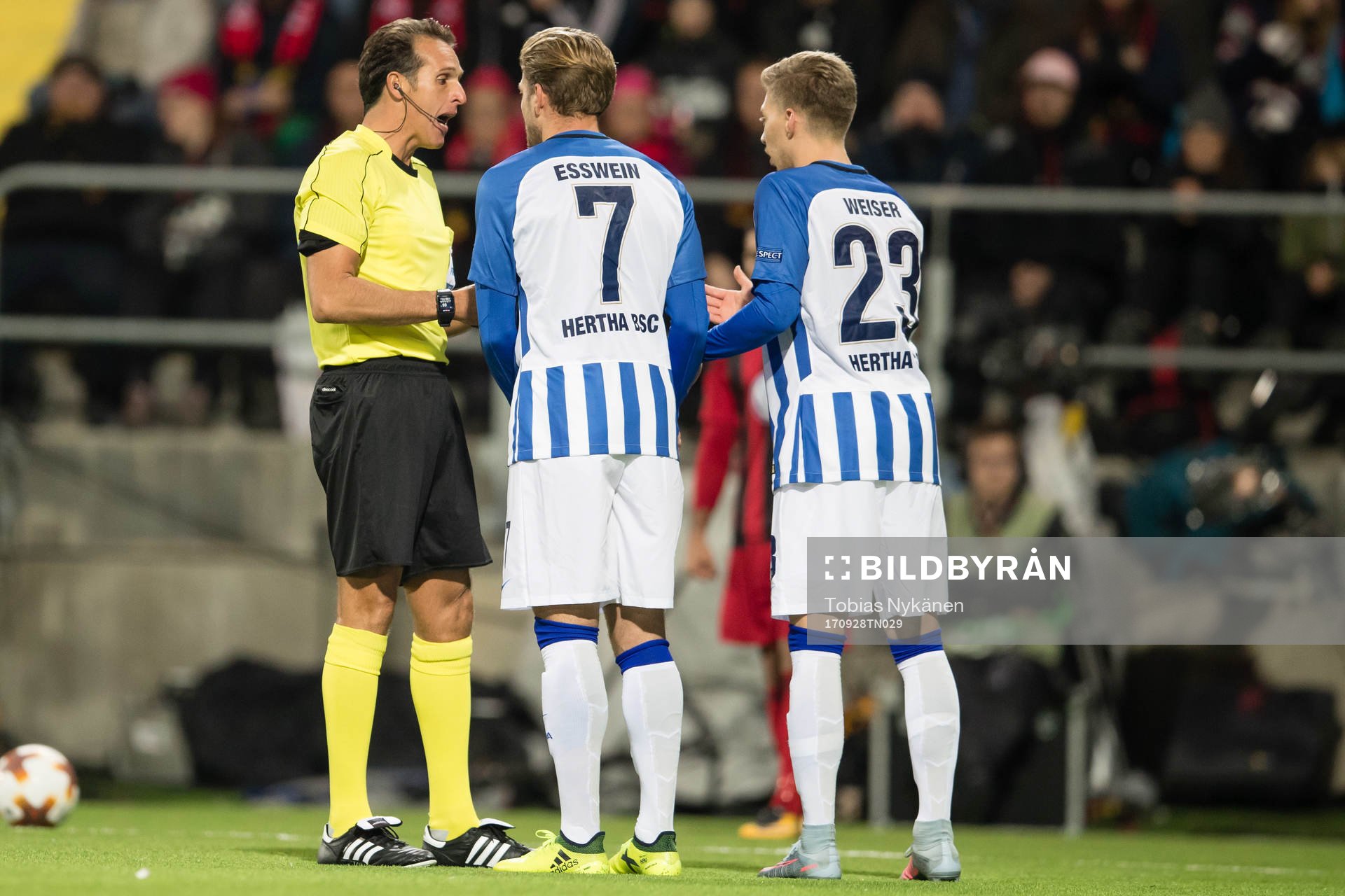 Hertha Berlin’s Alexander Esswein och Hertha Berlin’s Mitchell Weiser reagrar på ett domslut från domare Luca Banti under fotbollsmatchen i Europa League mellan Östersund och Hertha Berlin den 28 september 2017 i Östersund.