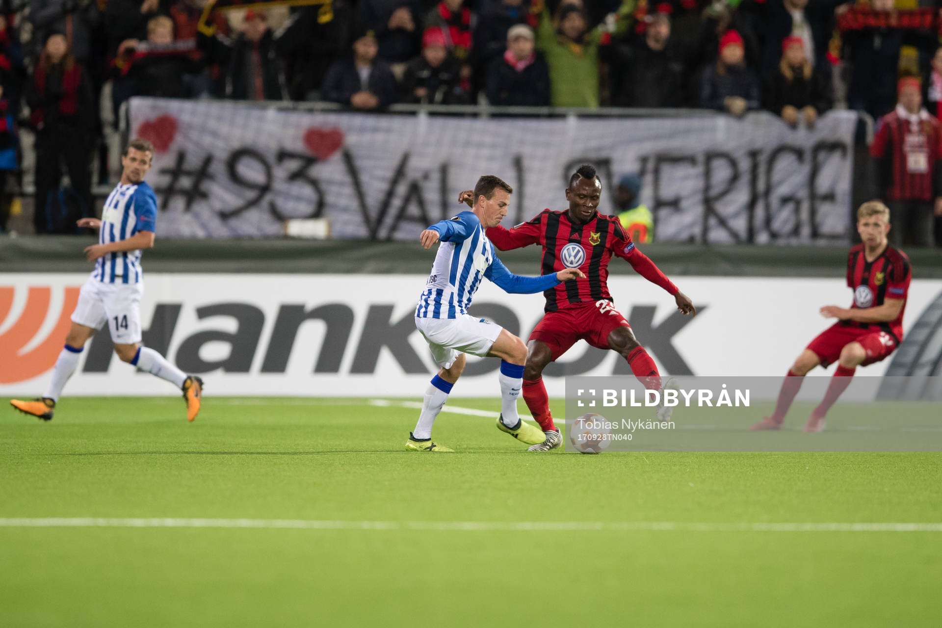 Östersunds Samuel Mensiro mot Hertha Berlin’s försvarare