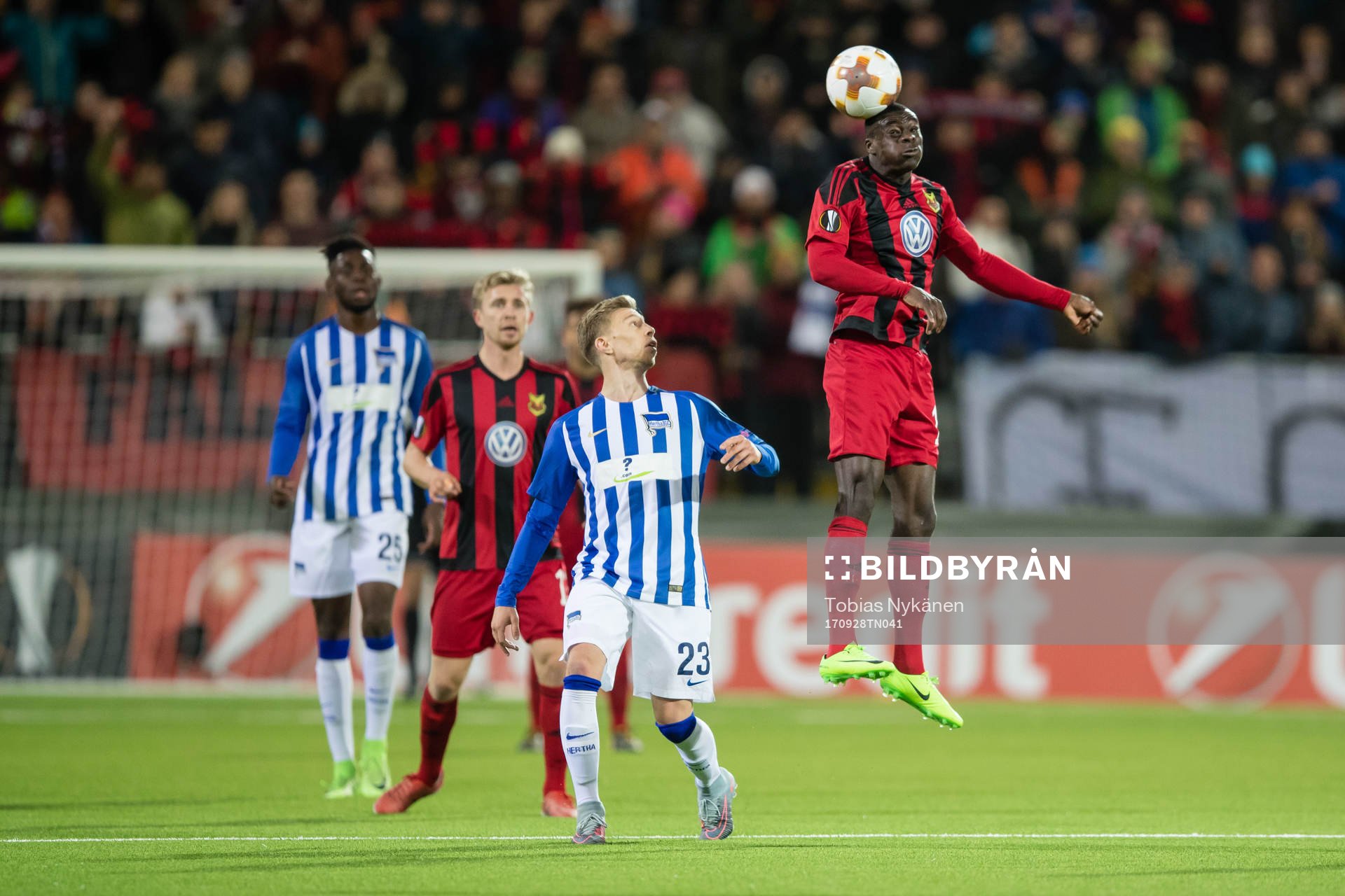 Östersunds Ken Sema nickar en boll