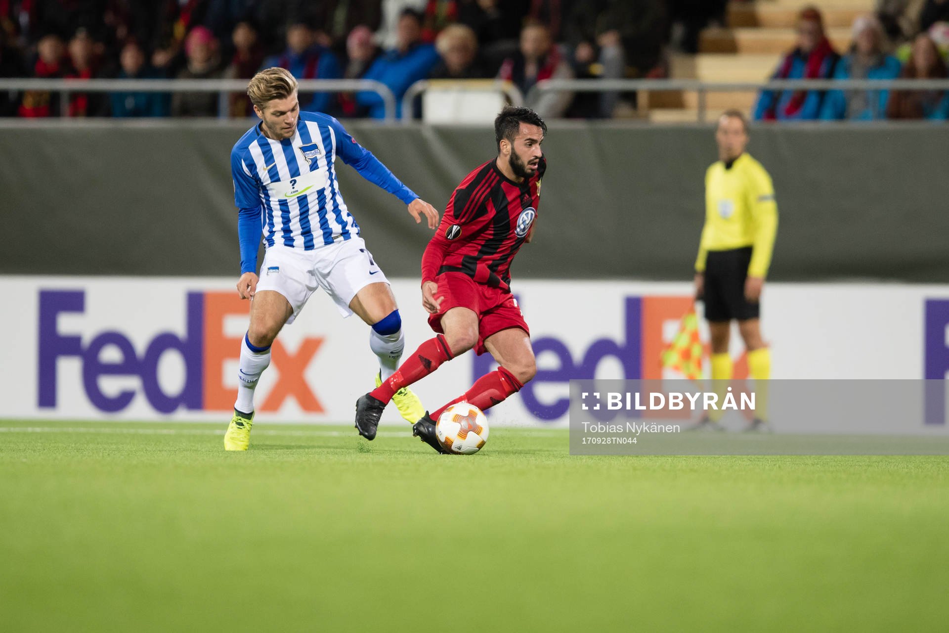 Östersunds Brwa Nouri mot Hertha Berlin’s Alexander Esswein under fotbollsmatchen i Europa League mellan Östersund och Hertha Berlin den 28 september 2017 i Östersund.