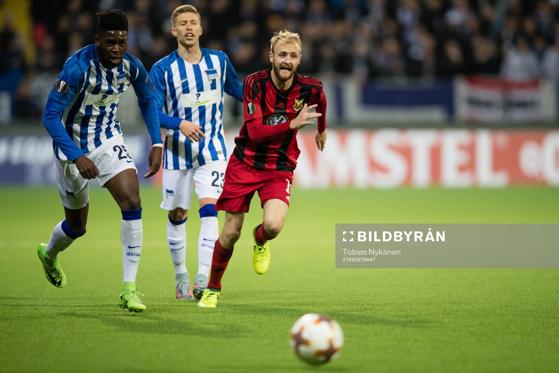 Östersunds Curtis Edwards mot Hertha Berlin’s Jordan Torunarigha och Mitchell Weiser under fotbollsmatchen i Europa League mellan Östersund och Hertha Berlin den 28 september 2017 i Östersund.