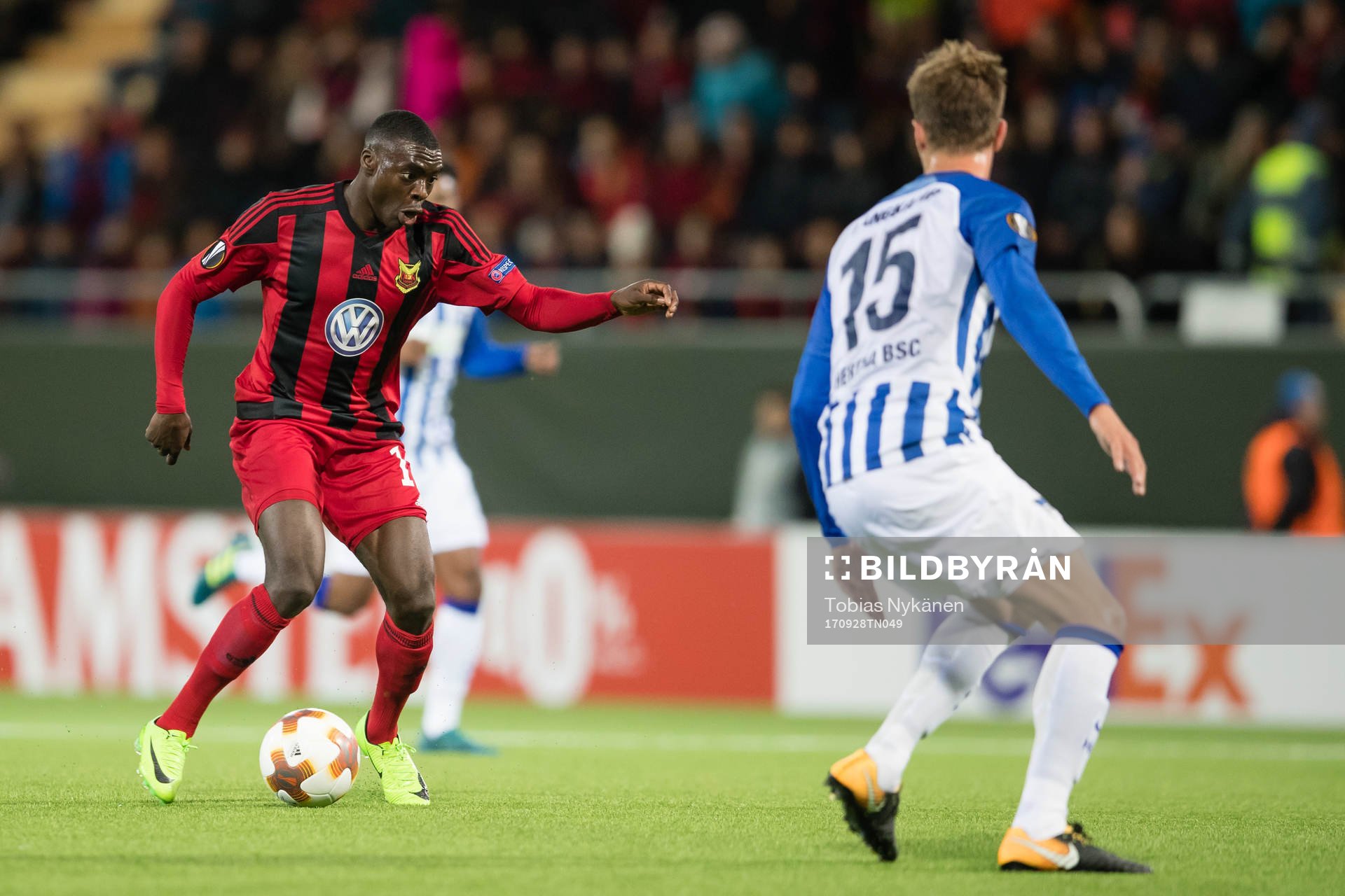 Östersunds Ken Sema mot Hertha Berlin’s Sebastian