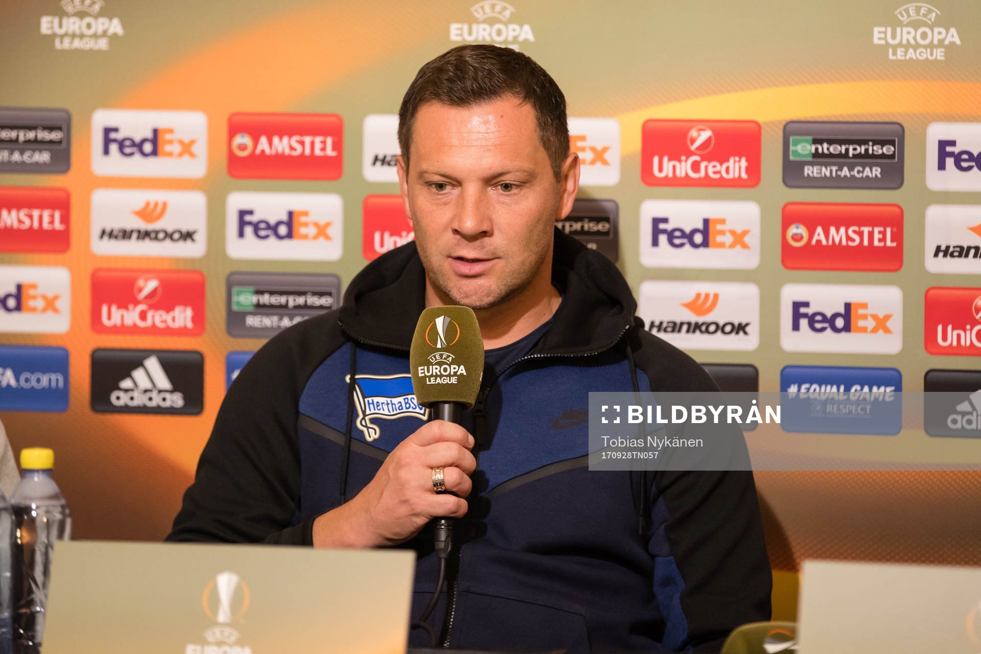 Hertha Berlin’s Tränare Pal Dardai på presskonferens