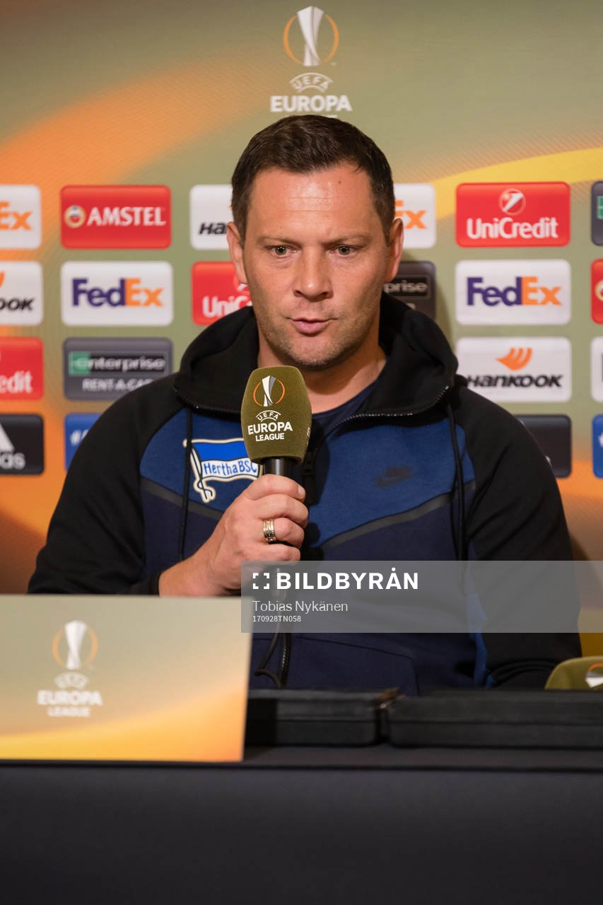 Hertha Berlin’s Tränare Pal Dardai på presskonferens