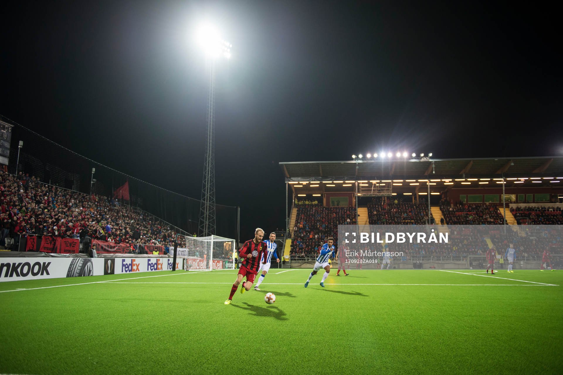 Östersunds Curtis Edwards med bollen