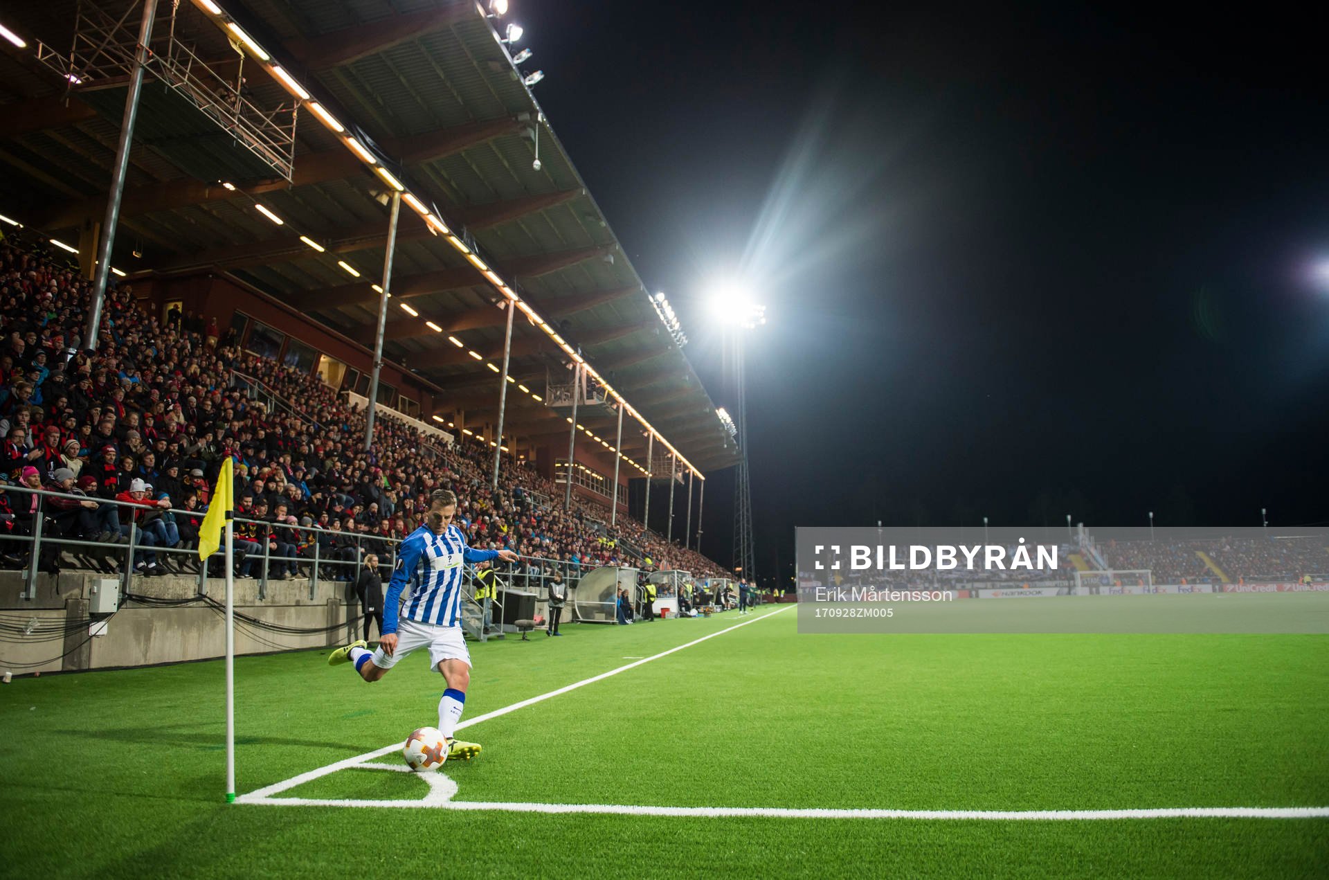 Hertha Berlins Peter Pekarík slår en hörna under fotbollsmatchen i Europa League mellan Östersund och Hertha Berlin den 28 september 2017 i Östersund.