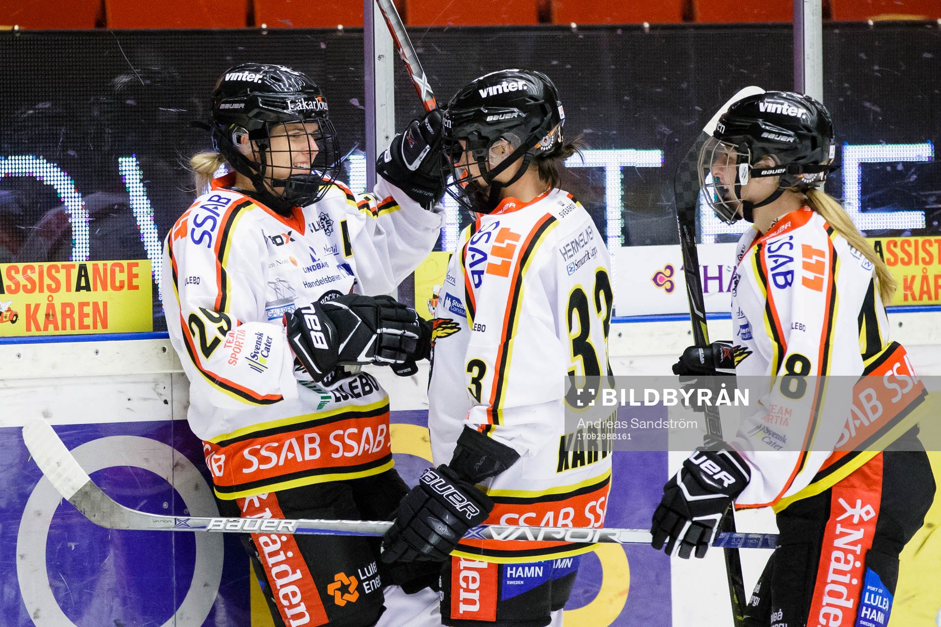 Luleås Emma Nordin (v) gör 0-2 och gratuleras av Michelle
