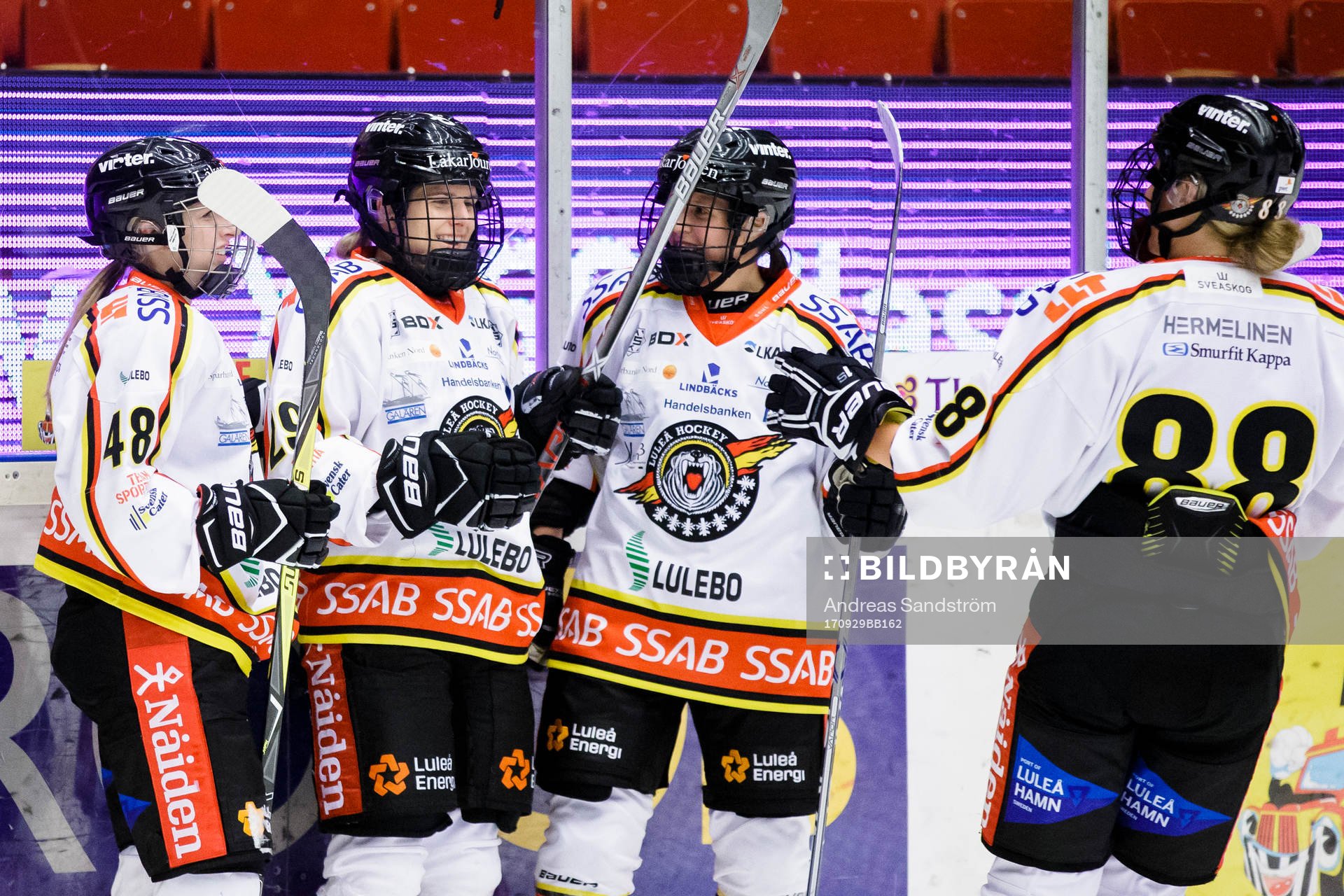 a vänster) gör 0-2 och gratuleras av Nathalie Ferno (v),