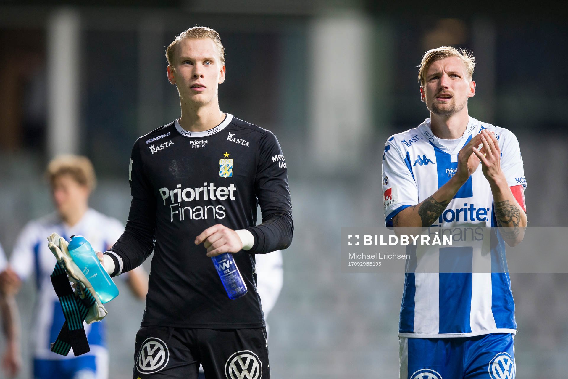 IFK Göteborgs målvakt Pontus Dahlberg och Sebastian Eriksson tackar publiken efter den allsvenska fotbollsmatchen mellan IFK Göteborg och Sirius den 29 september 2017 i Göteborg.