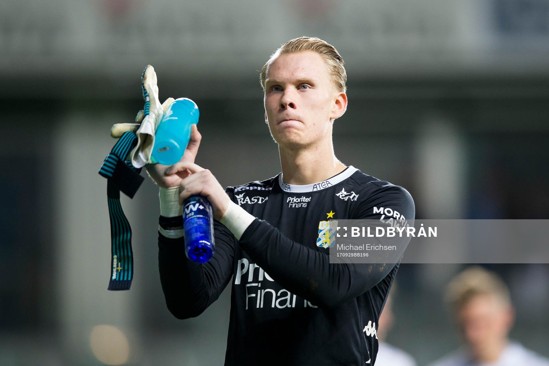 IFK Göteborgs målvakt Pontus Dahlberg tackar publiken