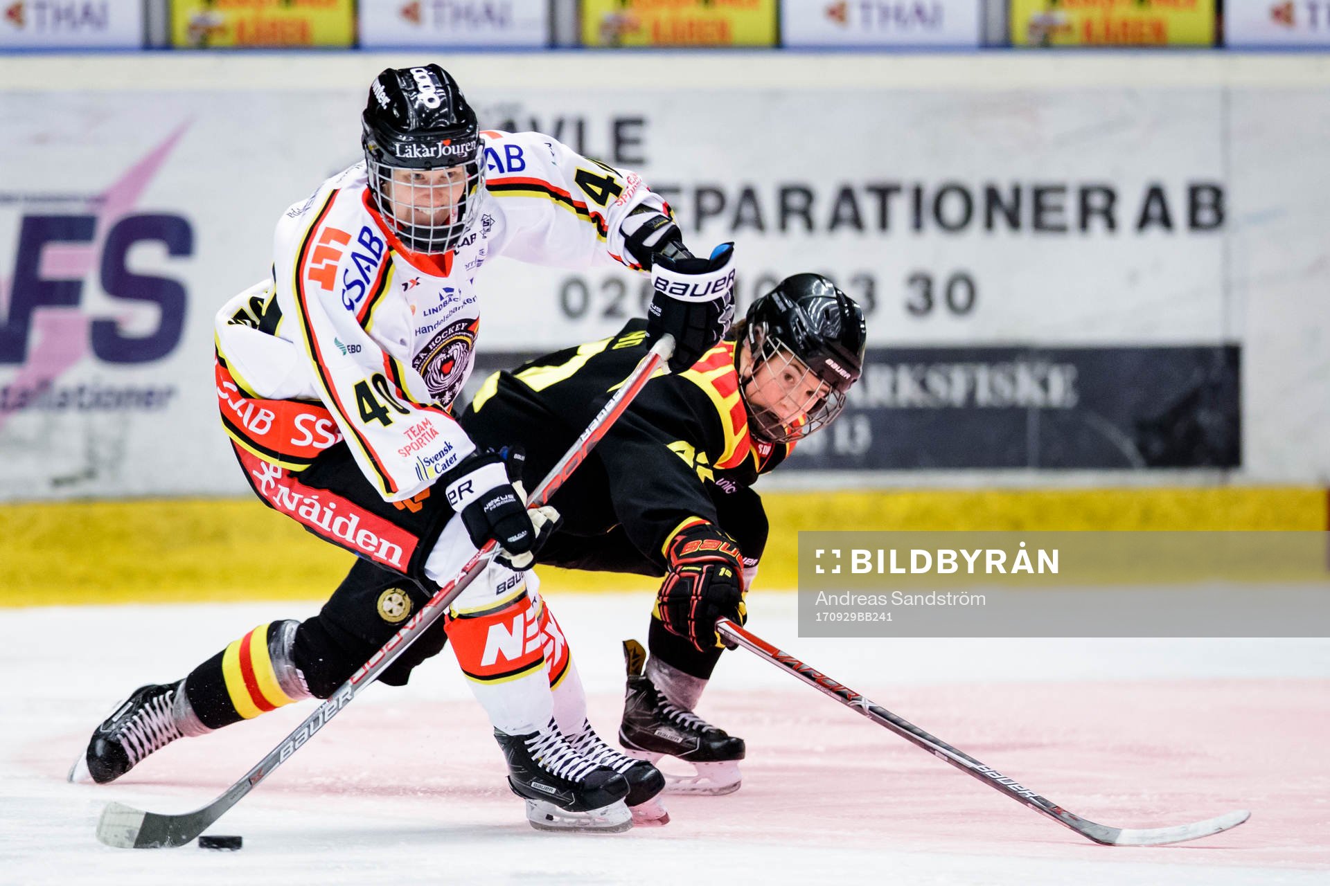 Luleås Noora Tulus i kamp om pucken med Brynäs Angelica