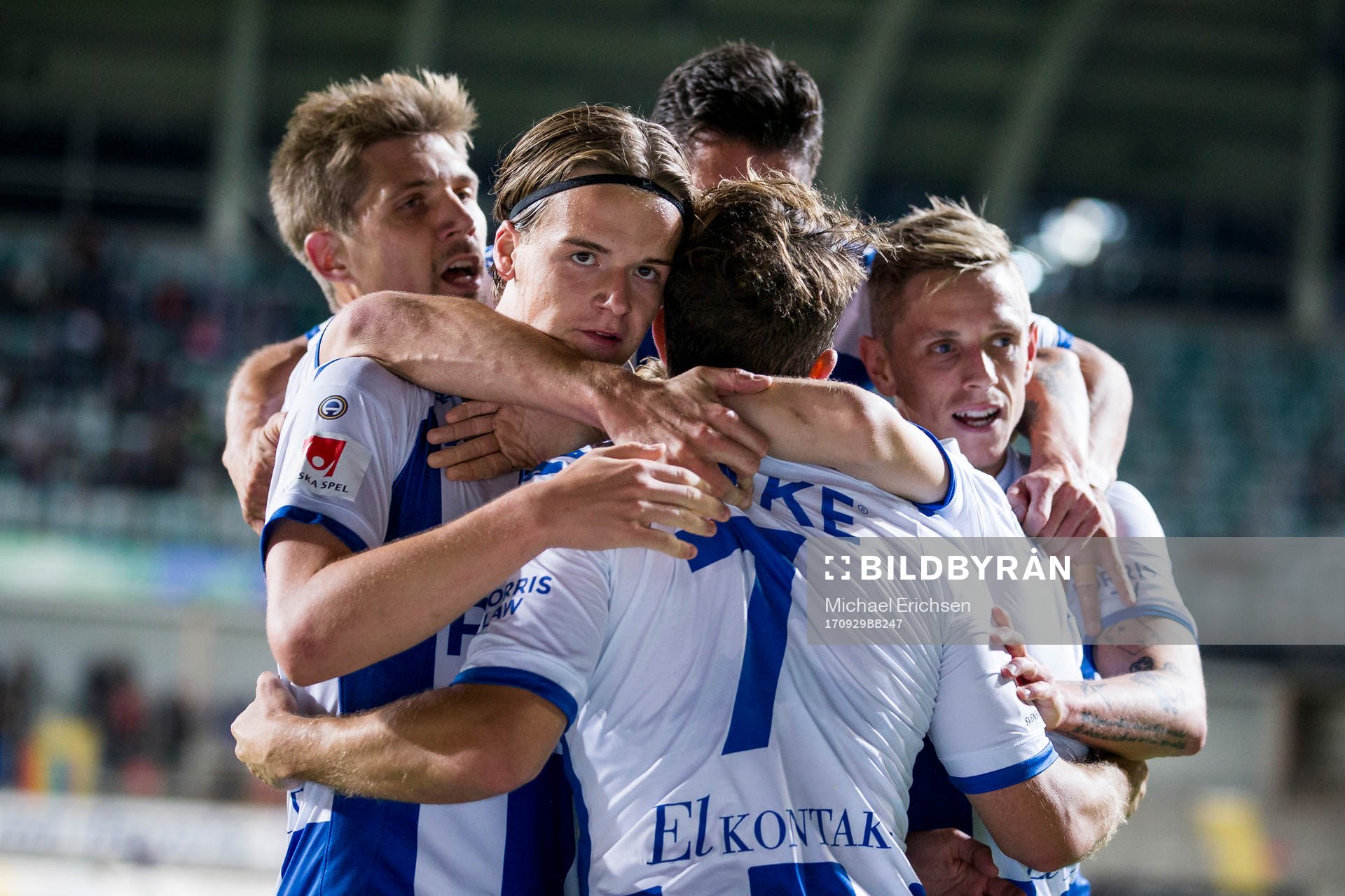 IFK Göteborgs Tobias Hysén jublar och blir omfamnad av