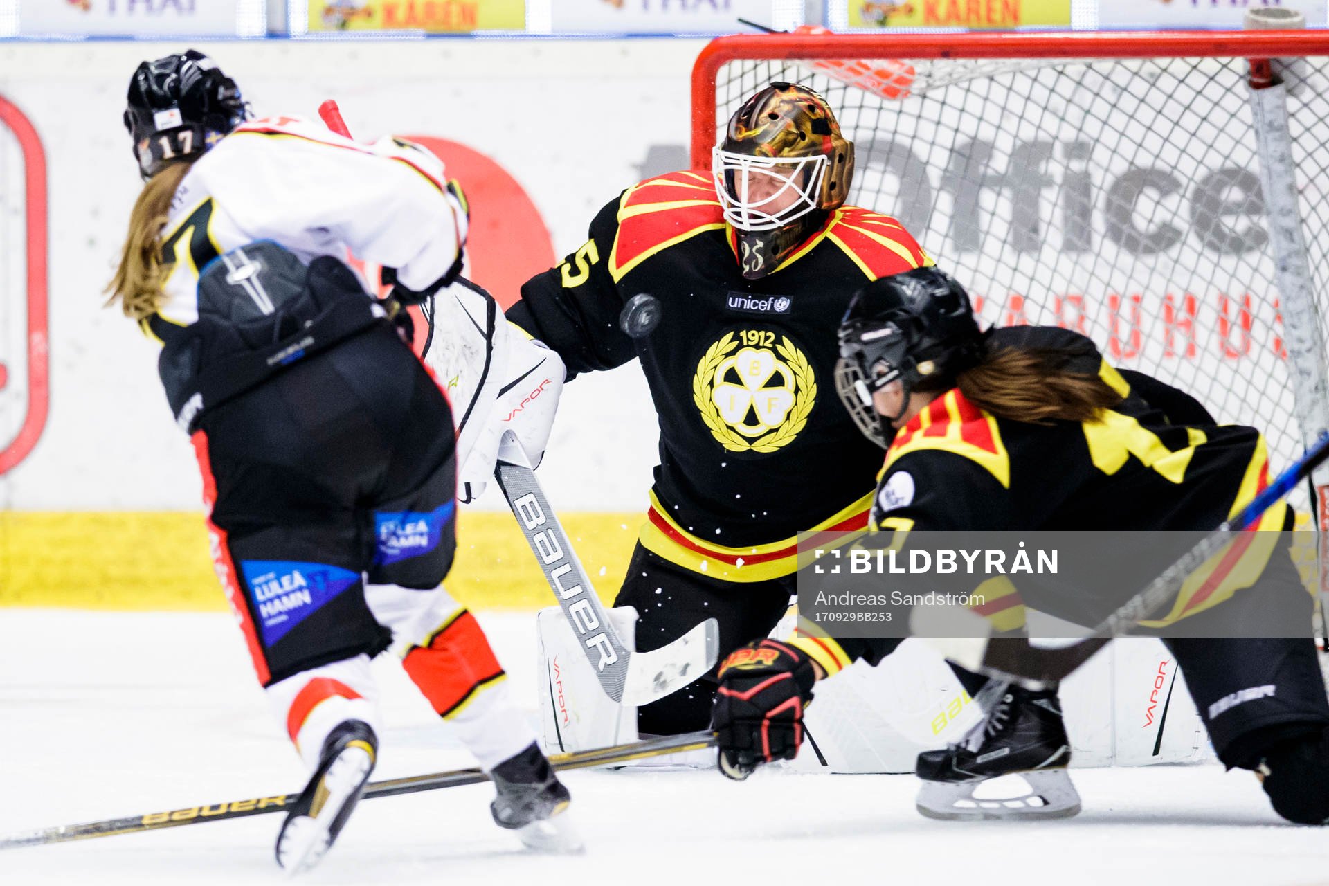 Brynäs målvakt Sara Grahn med en räddning på skott av
