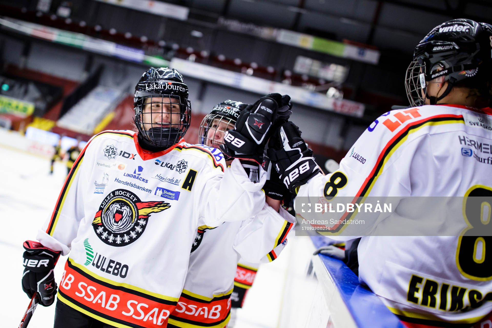 Luleås Emma Nordin gör 0-5 målet och jublar med