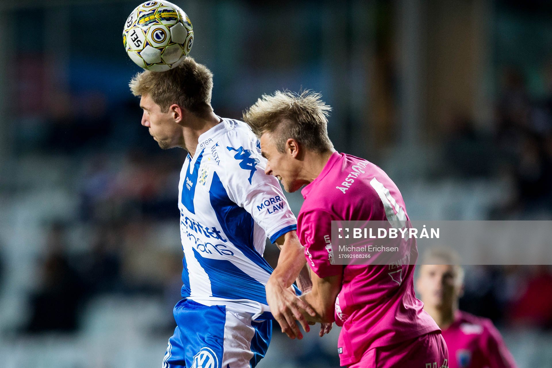IFK Göteborgs Mikael Boman i nickduell med Sirius Oscar