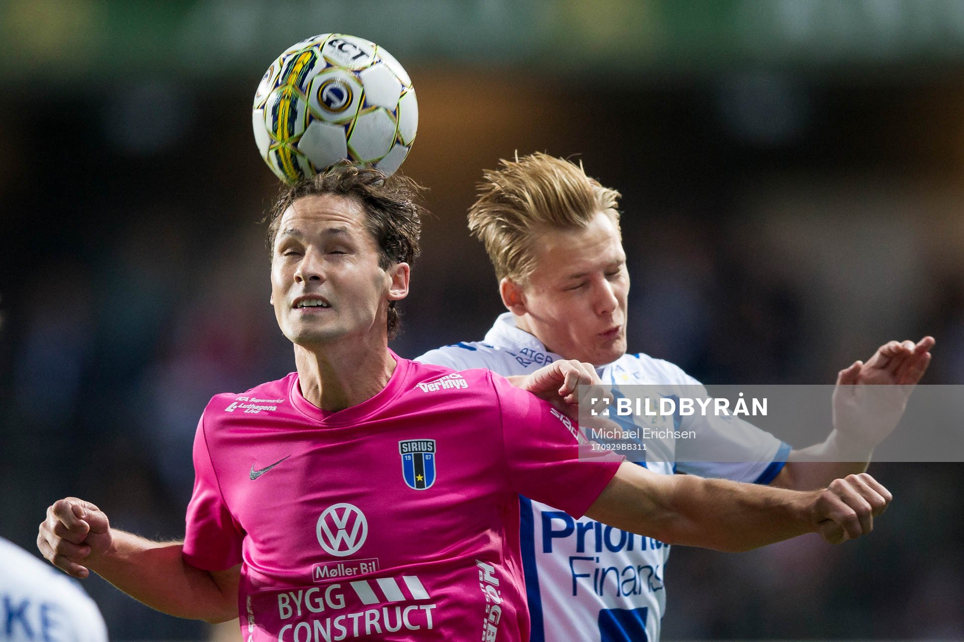 Sirius Philip Haglund i kamp med IFK Göteborgs Billy Nordström under den allsvenska fotbollsmatchen mellan IFK Göteborg och Sirius den 29 september 2017 i Göteborg.