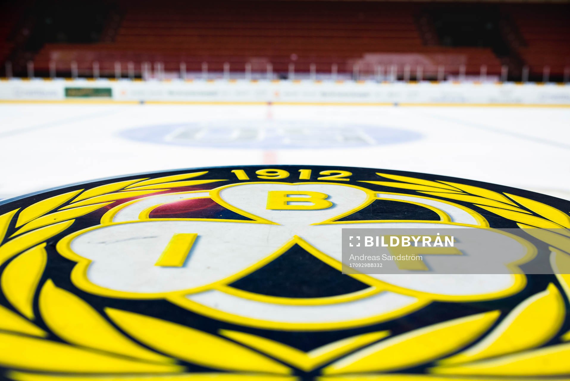 Brynäs klubbmärke på ett bord framför rinken