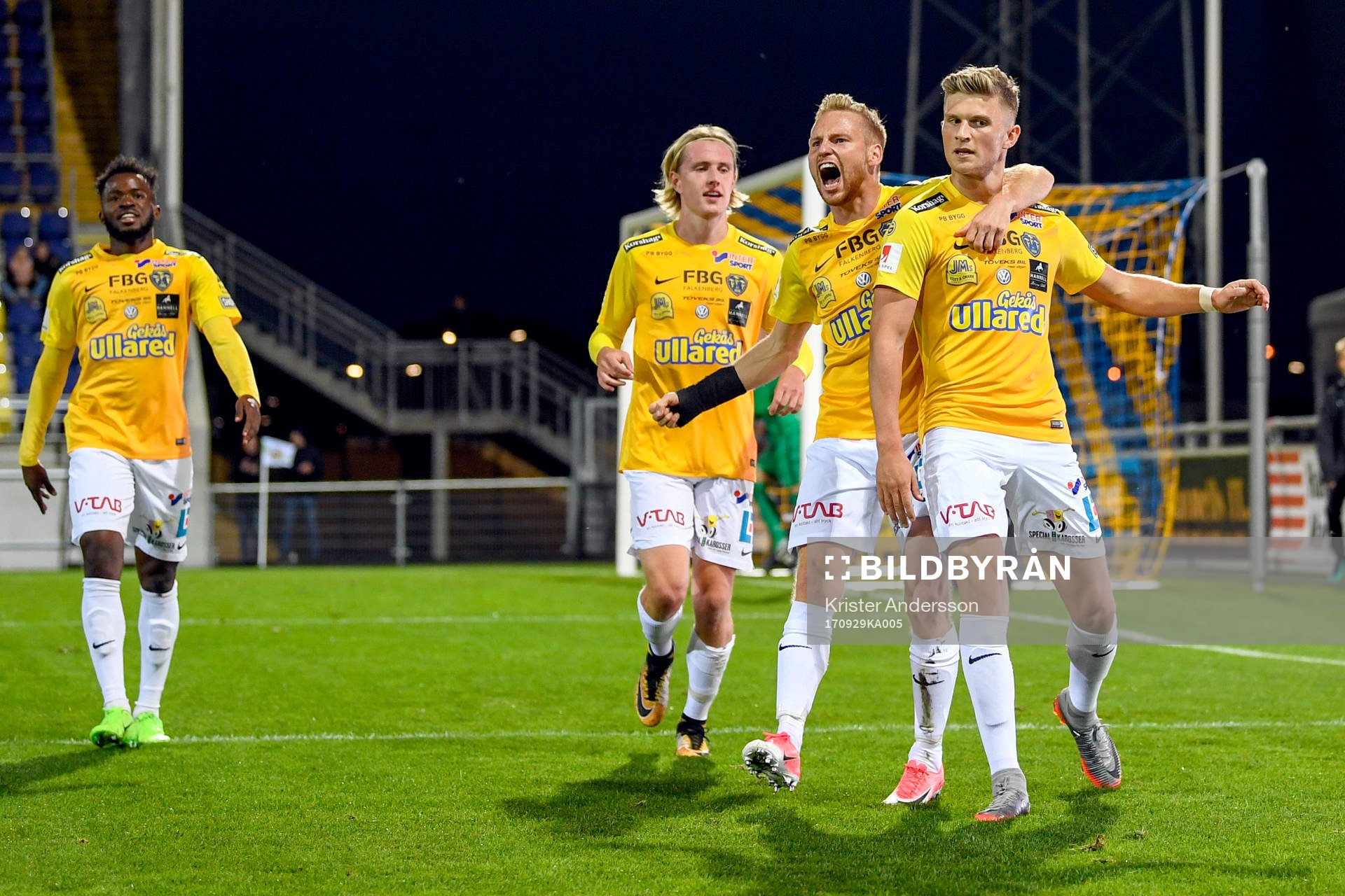 Falkenbergs Erik Pärsson jublar med lagkamrater