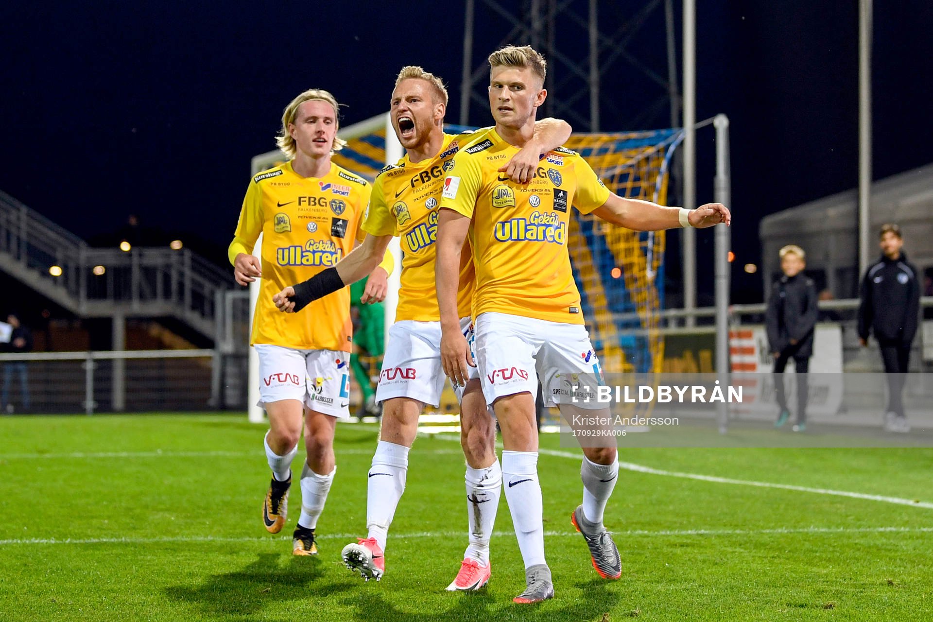 Falkenbergs Erik Pärsson jublar med lagkamrater